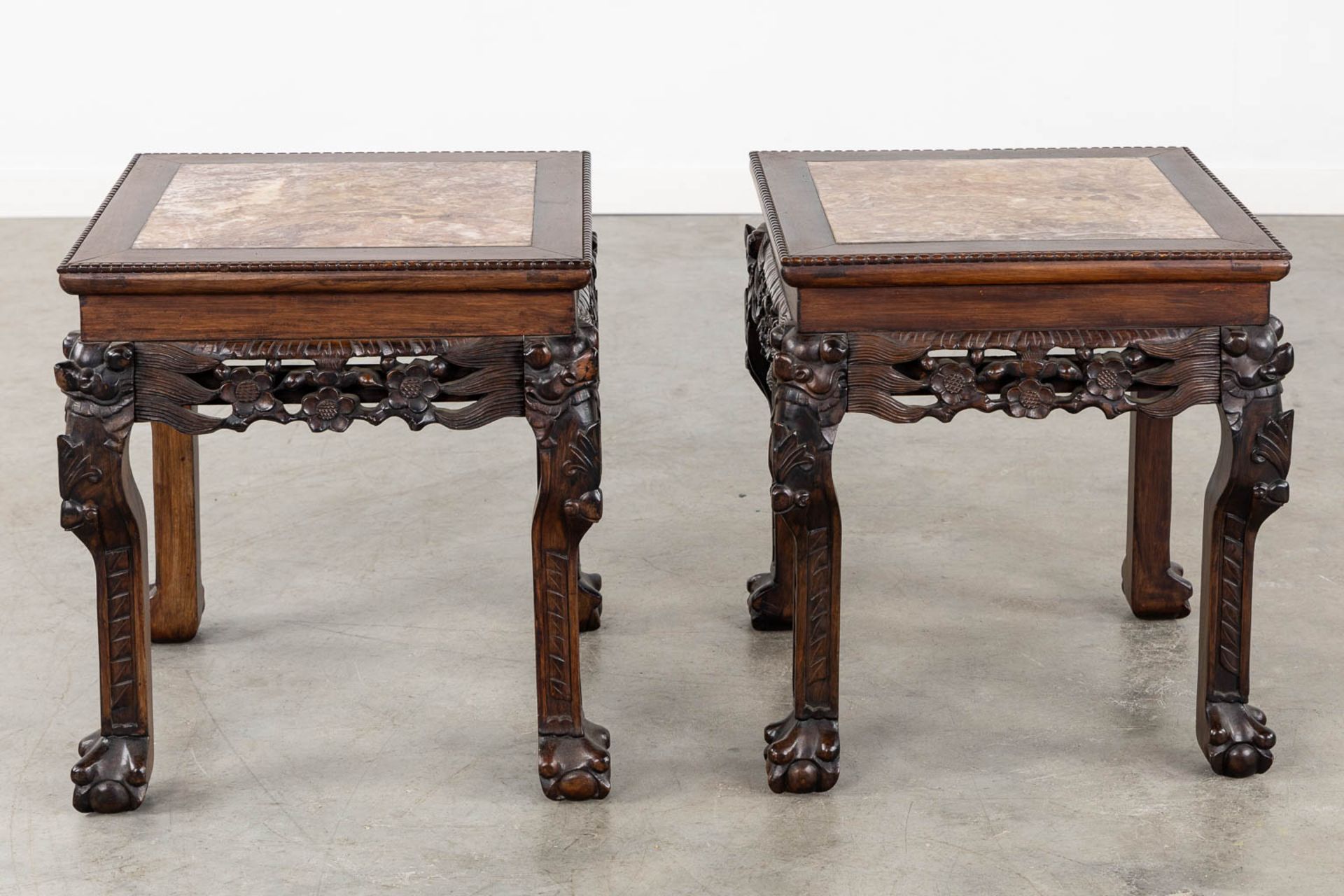 A pair of square Chinese side tables, hardwood with a marble top. (L:44 x W:44 x H:46 cm) - Bild 5 aus 11