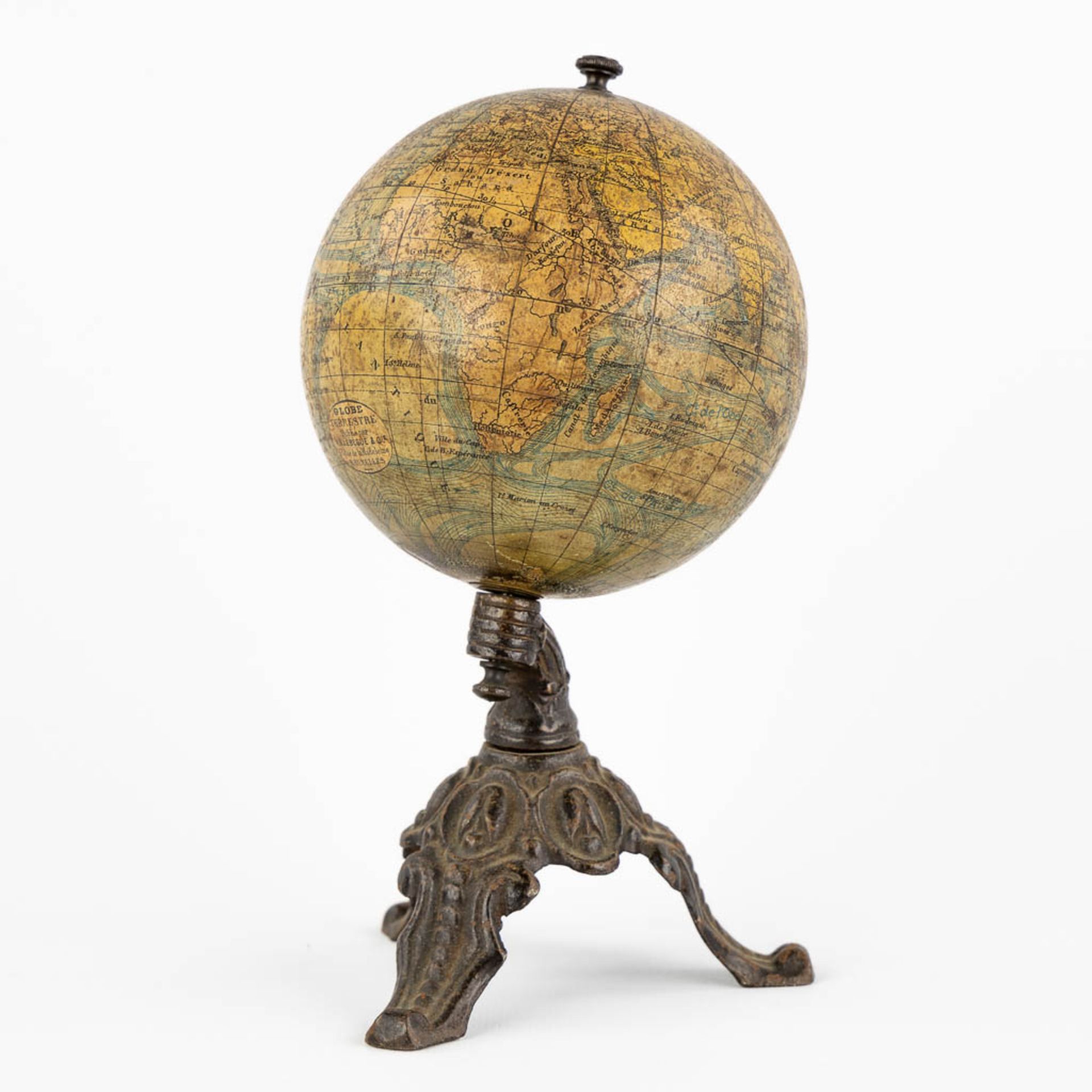 J. Lebegue & Cie, an antique globe on a cast-iron base. Circa 1900. (H:19 x D:10 cm) - Bild 6 aus 13