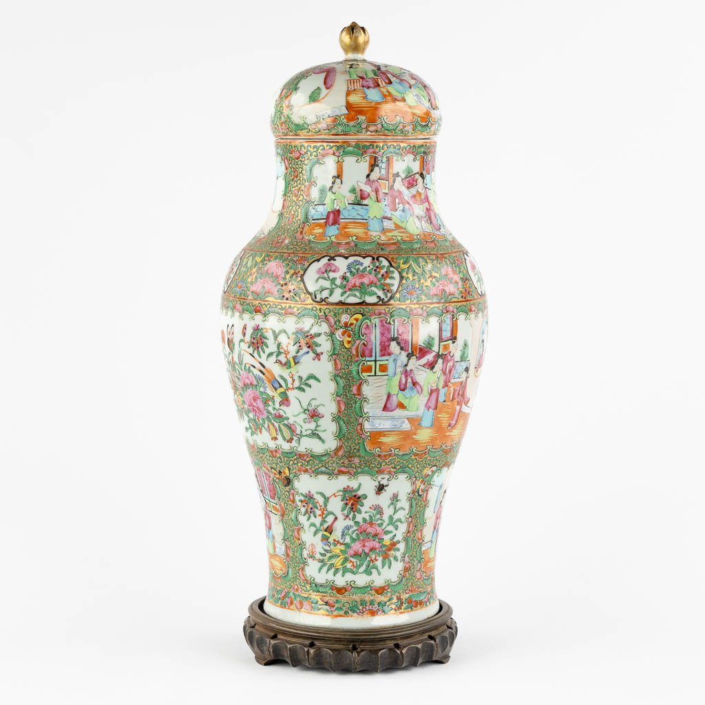 A Chinese Canton vase with a lid, interior scnes with figurines, fauna and flora. 19th/20th C. (H:4 - Image 3 of 19