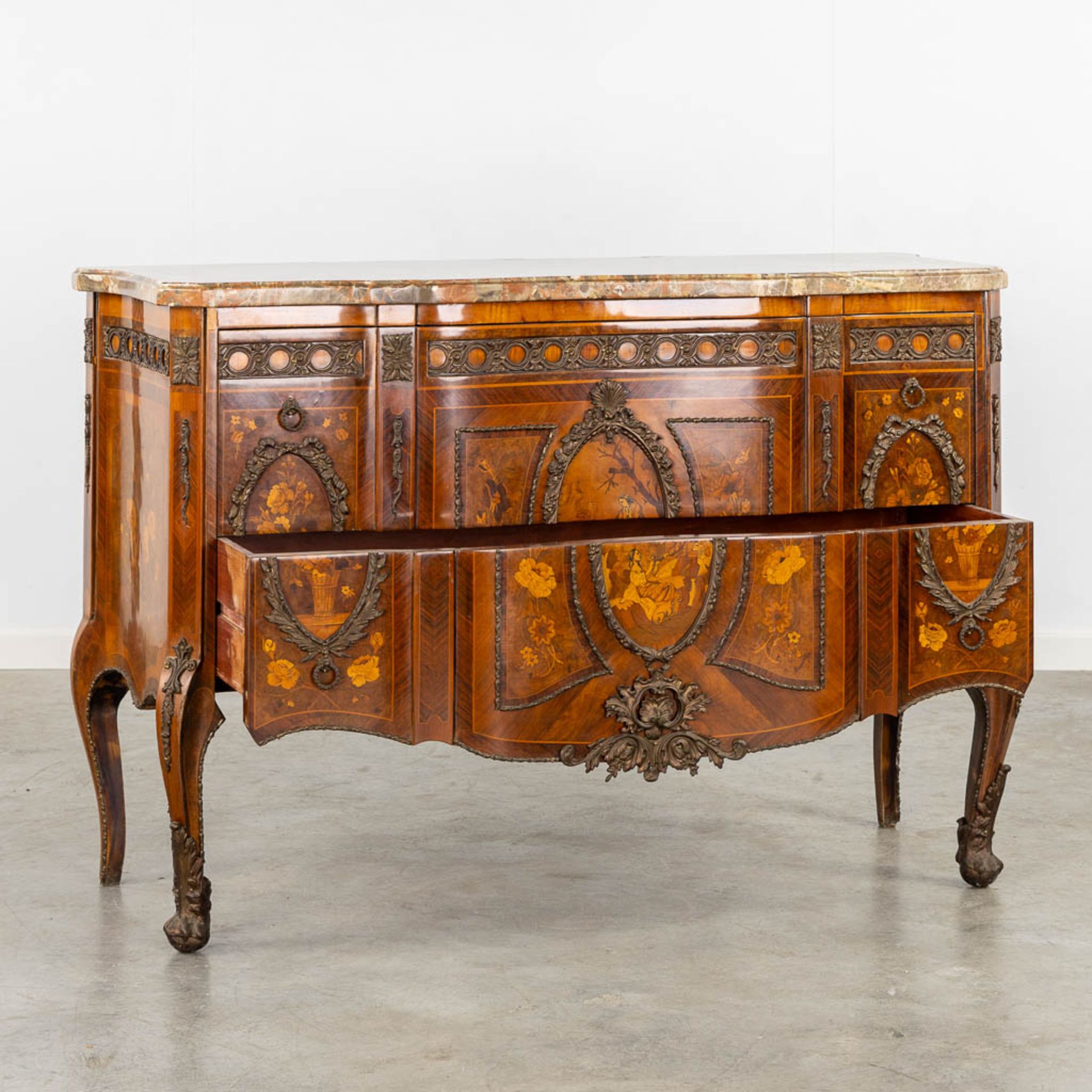 A commode with a marble top, marquetry inlay and mounted with bronze. Louis XVI style. (L:51 x W:131 - Bild 4 aus 18