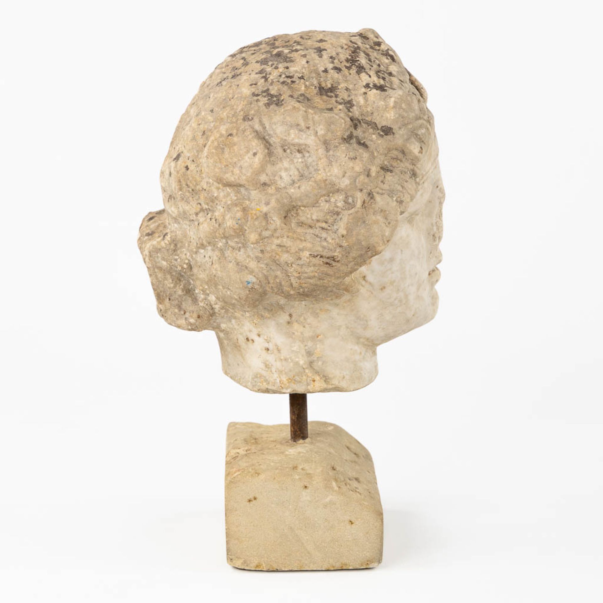An antique sculptured head of a lady, mounted on a base. Probably of Roman origin. (L:25 x W:24 x H: - Bild 4 aus 10