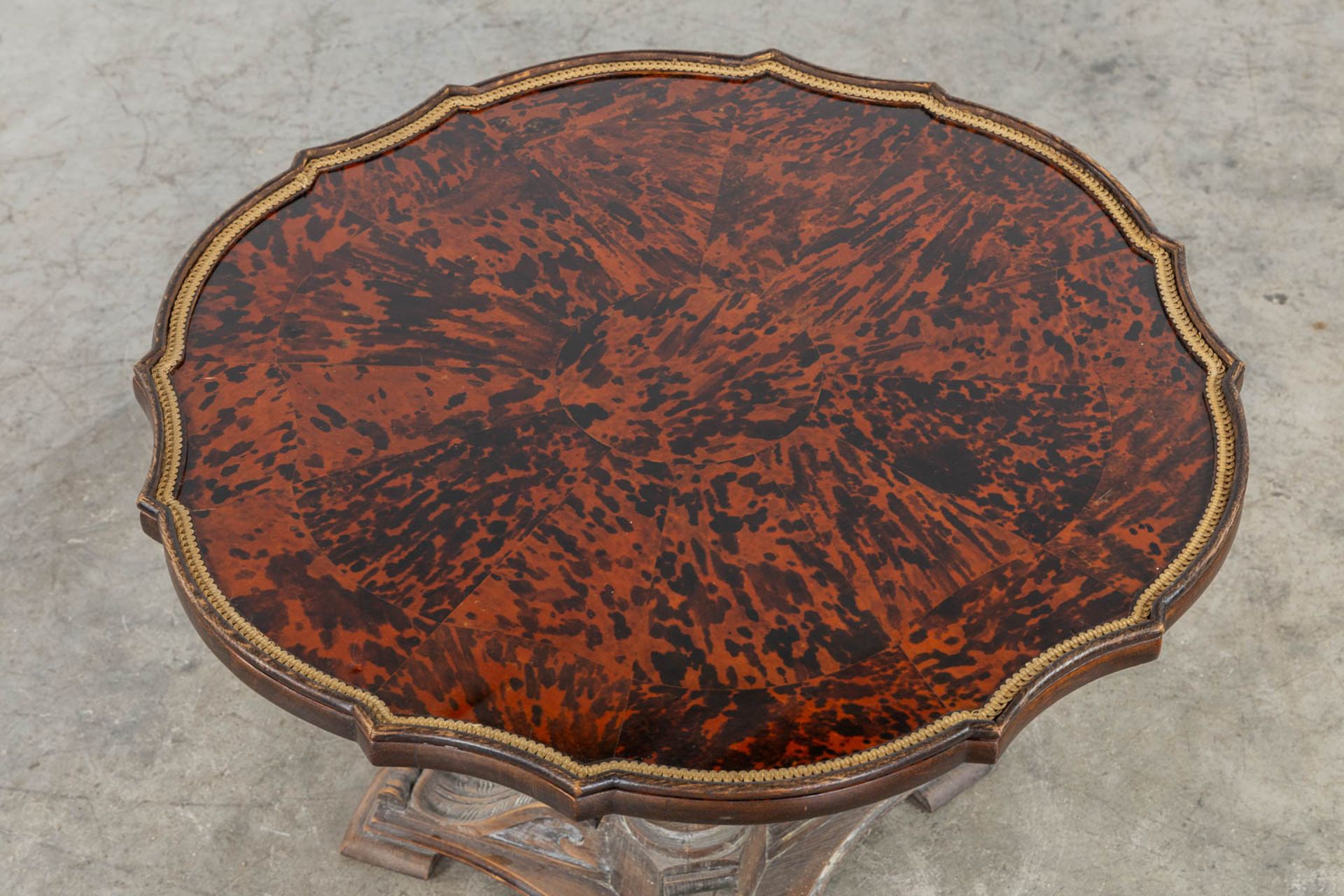 Maison Franck, a round coffee table with tortoise shell and a glass top. (H:59 x D:70 cm) - Bild 6 aus 11