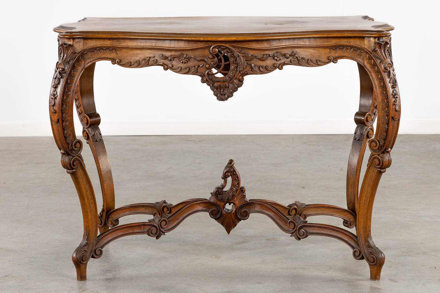 An 8-piece salon suite, sculptured wood in Louis XV style. Circa 1900. (L:67 x W:135 x H:103 cm) - Image 28 of 33