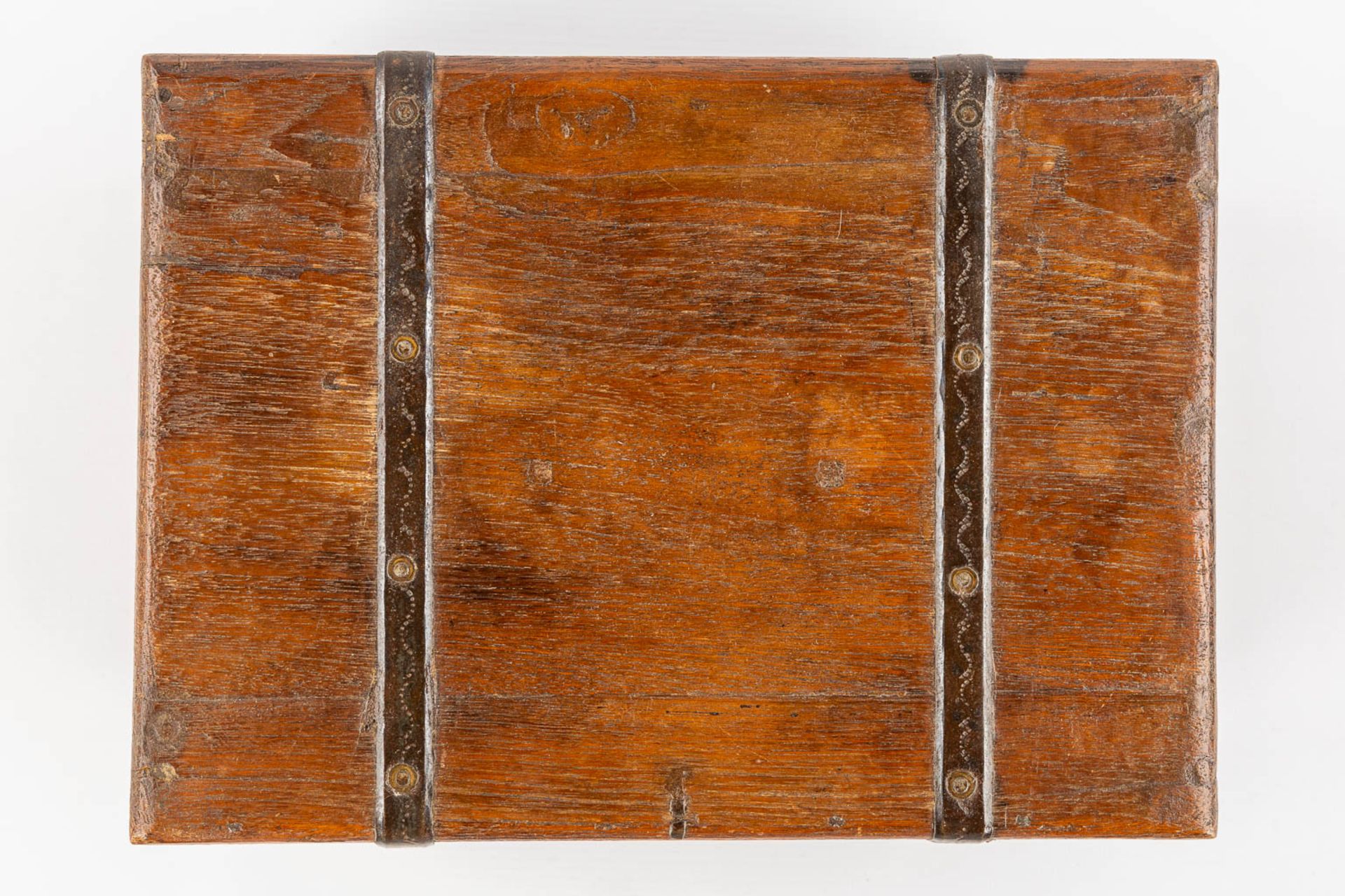 An antique money box or storage chest, oak and wrought iron, 19th C. (L:23 x W:31 x H:13 cm) - Bild 12 aus 13