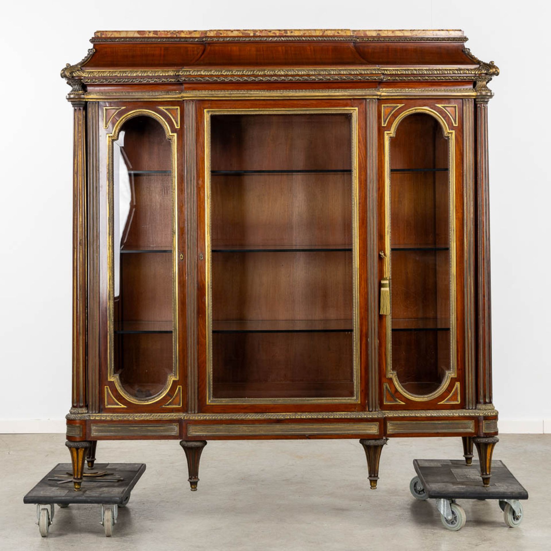 An exceptional display cabinet, richly mounted with bronze and a Breche D'alep marble top. Circa 188 - Bild 4 aus 13