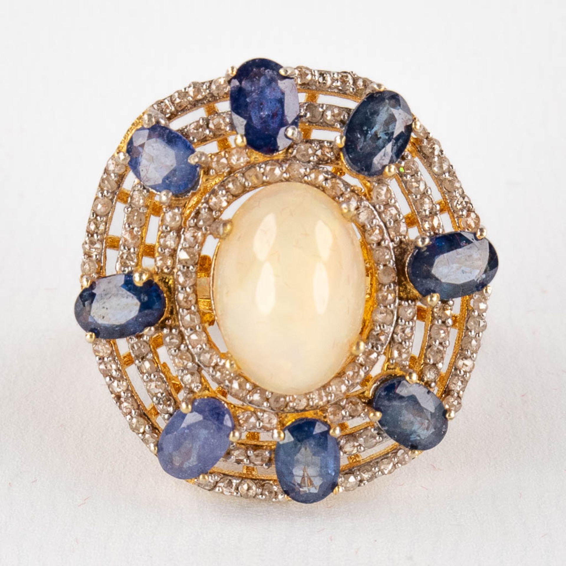 A ring, gilt silver with an Opal, sapphires, opal and 'old cut' diamonds. Ring size: 57. 10,26g. - Image 6 of 11