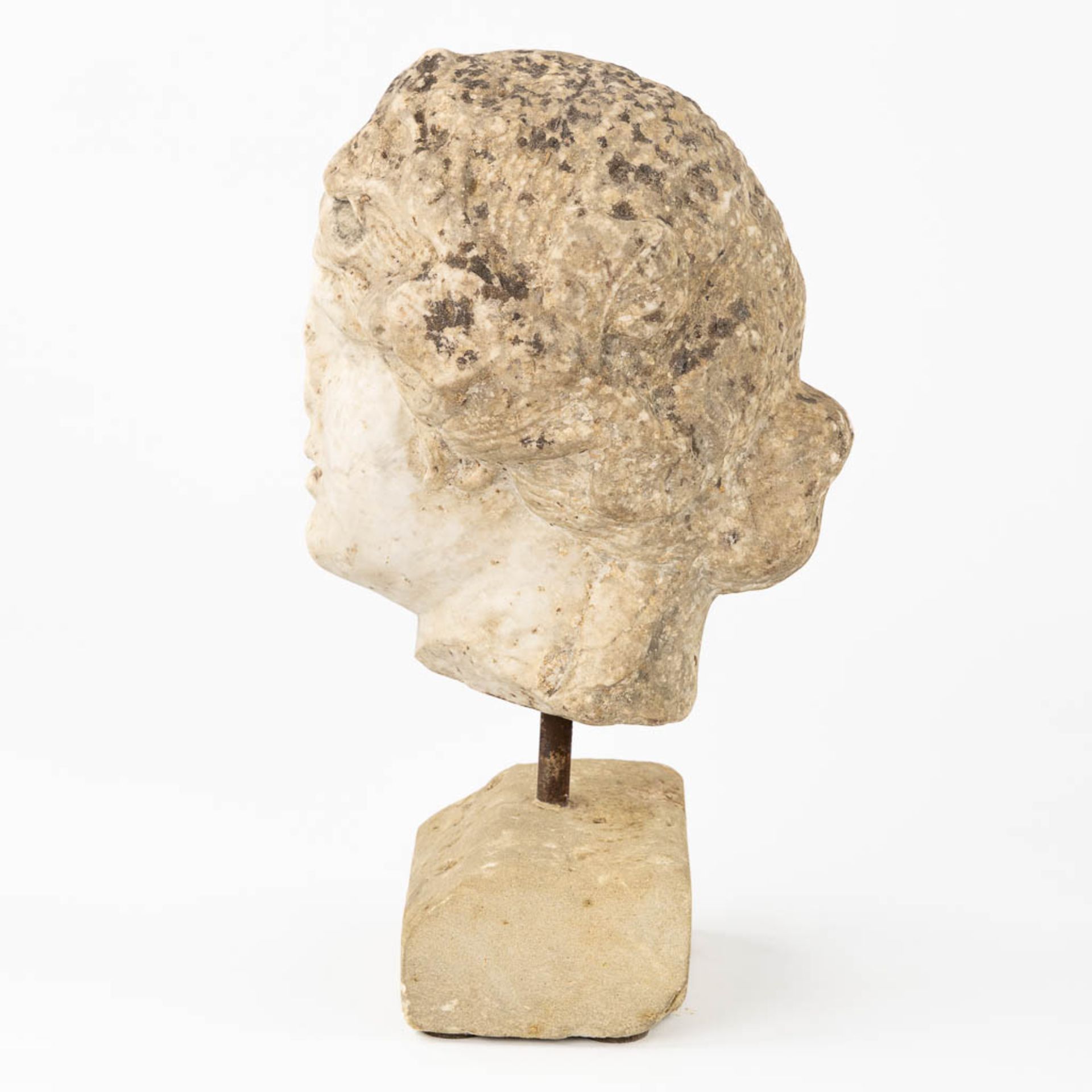 An antique sculptured head of a lady, mounted on a base. Probably of Roman origin. (L:25 x W:24 x H: - Bild 6 aus 10