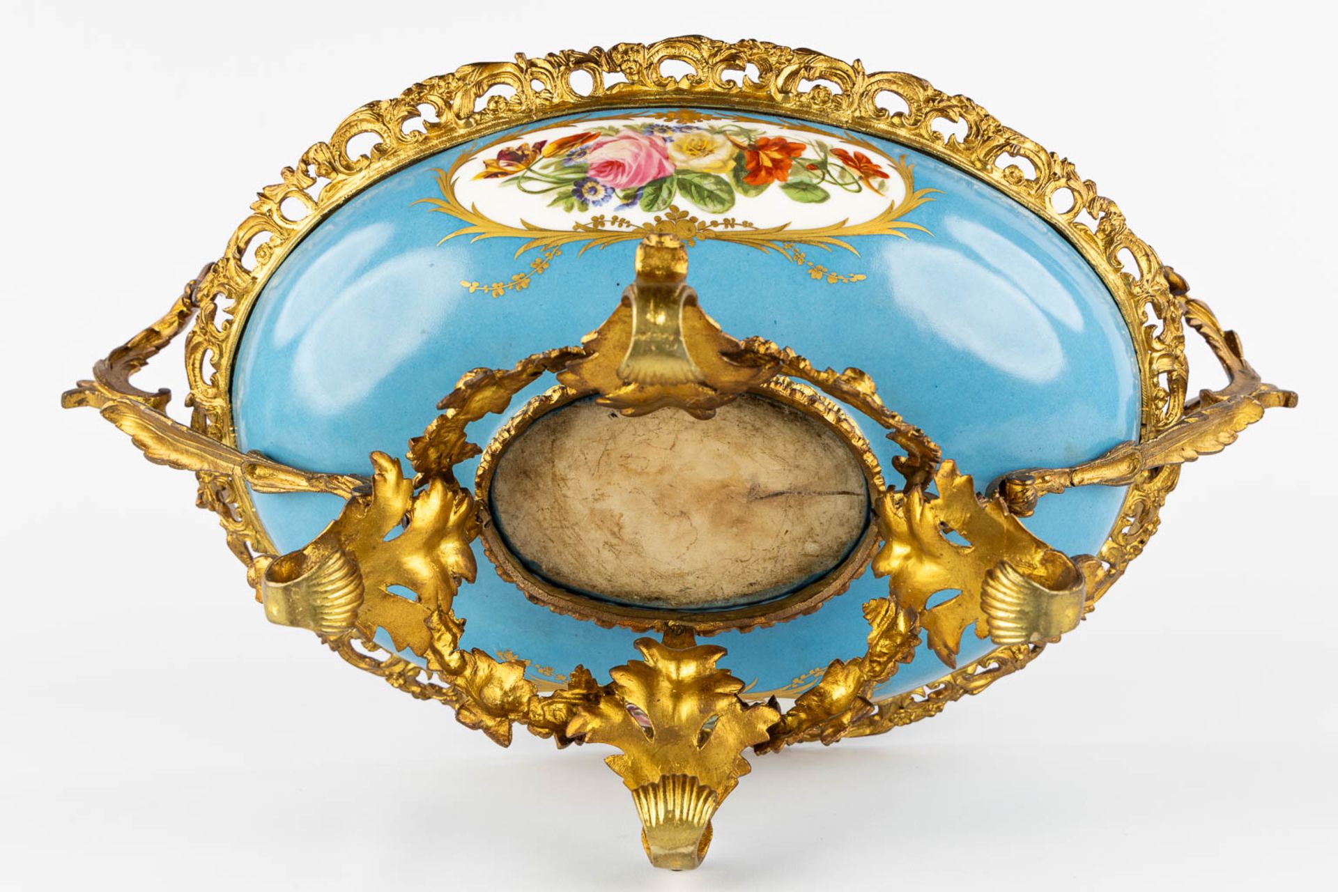 A large bowl with hand painted floral and romantic scne, mounted with gilt bronze. 19th C. (L:32 x - Bild 11 aus 14