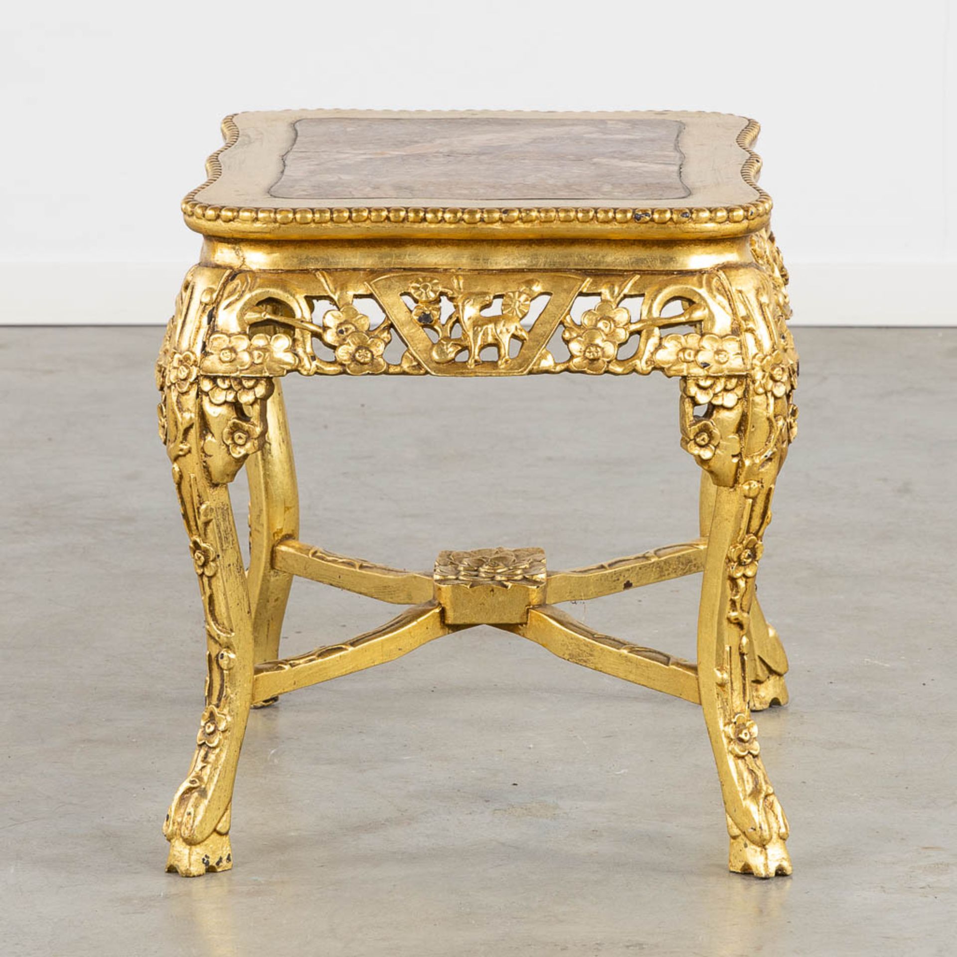 An oriental style side table, gilt wood with a marble top. (L:46 x W:52 x H:48 cm) - Bild 4 aus 12
