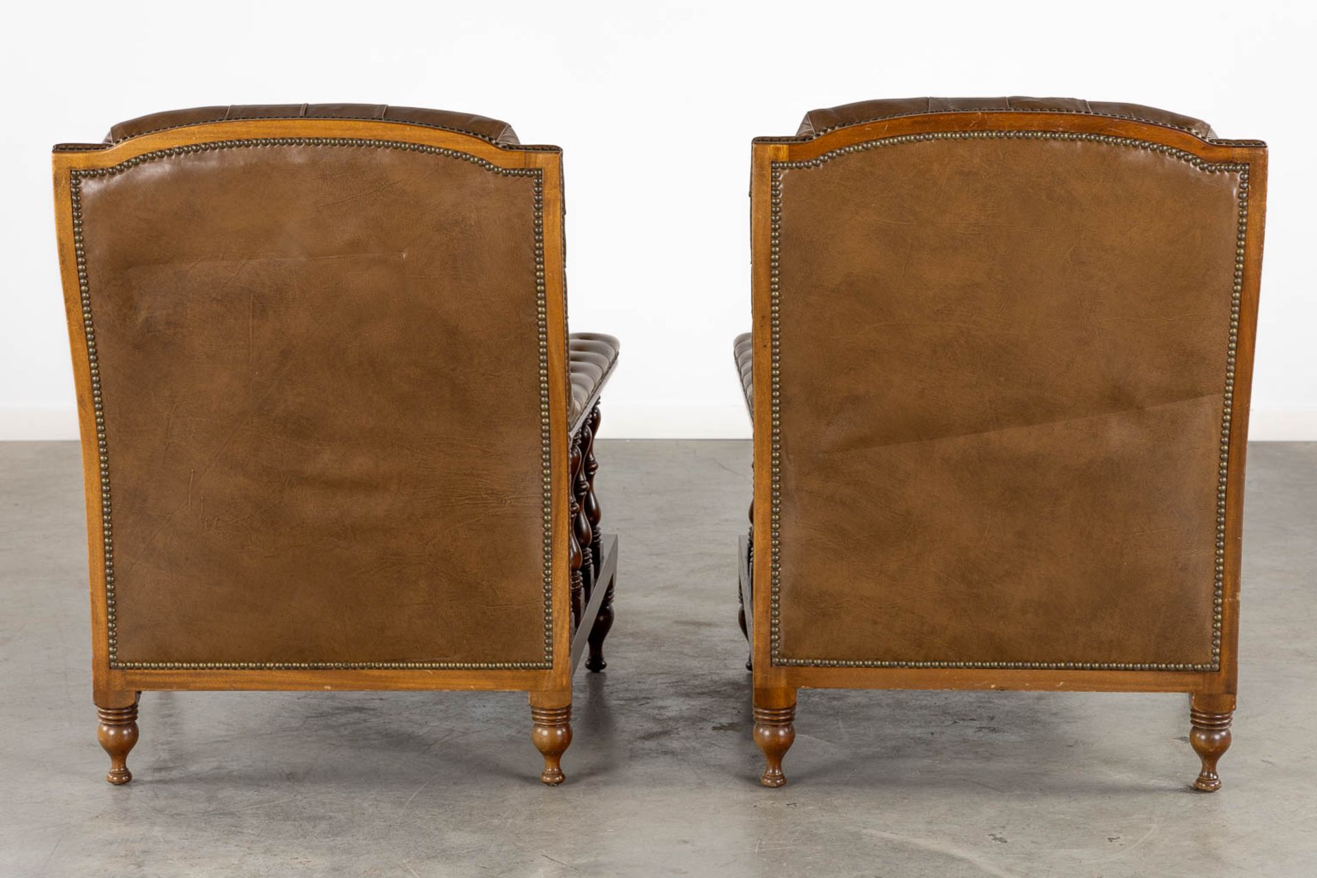 A pair of relax chairs, leather and wood in Chesterfield style. (L:83 x W:74 x H:95 cm) - Bild 5 aus 11