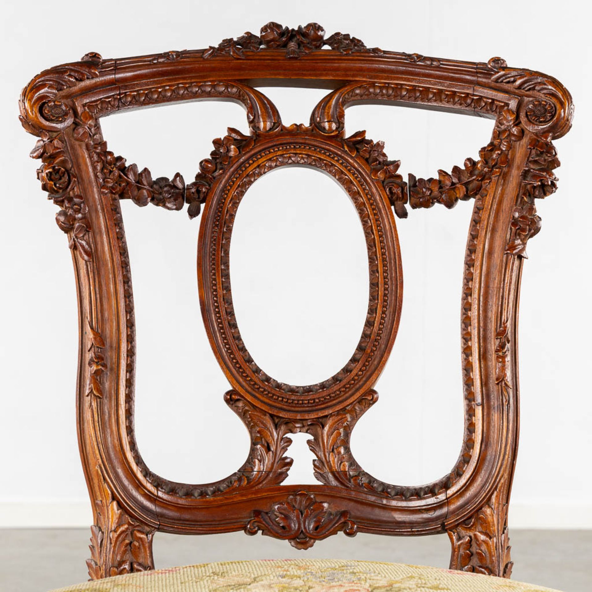 An exceptional set of 10 chairs, finely sculptured wood and embroideries in Louis XVI style. (L:51 x - Bild 17 aus 19