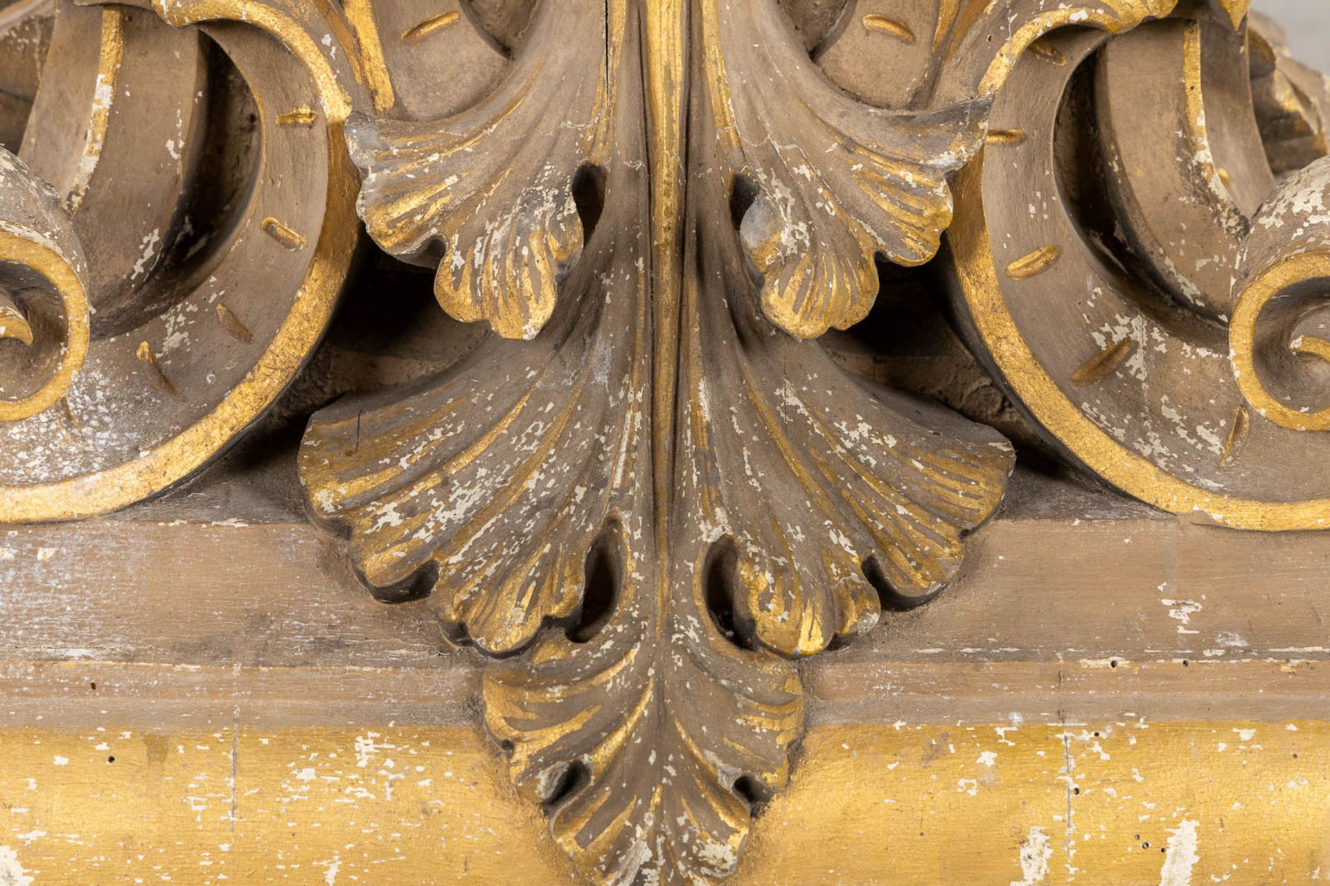 A richly gilt and woodsculptured pedestal with an ionic capitel. Circa 1900. (L:44 x W:60 x H:130 cm - Bild 11 aus 14