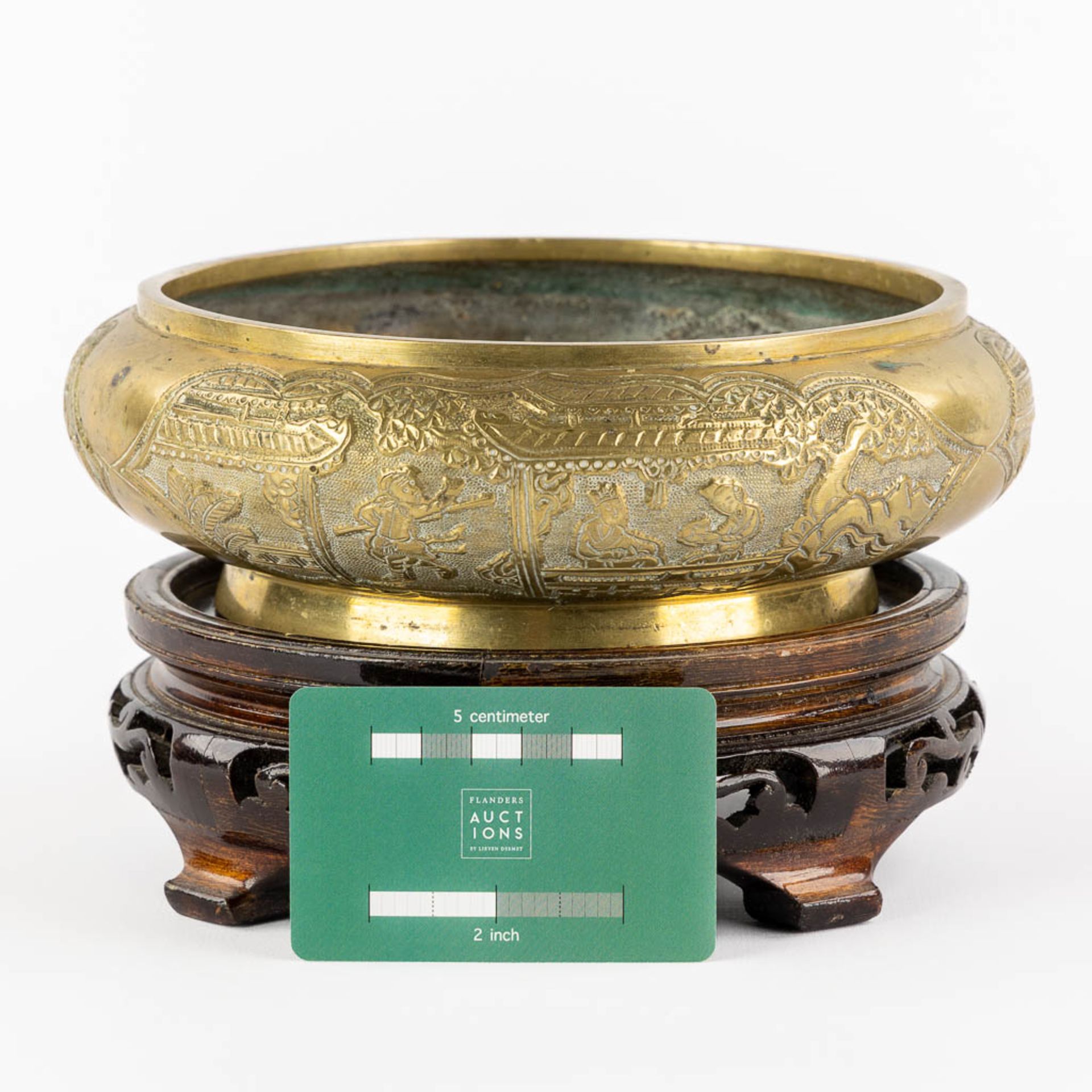 A Chinese bronze insence burner, standing on a wood base. (H:6,5 x D:22 cm) - Image 2 of 13