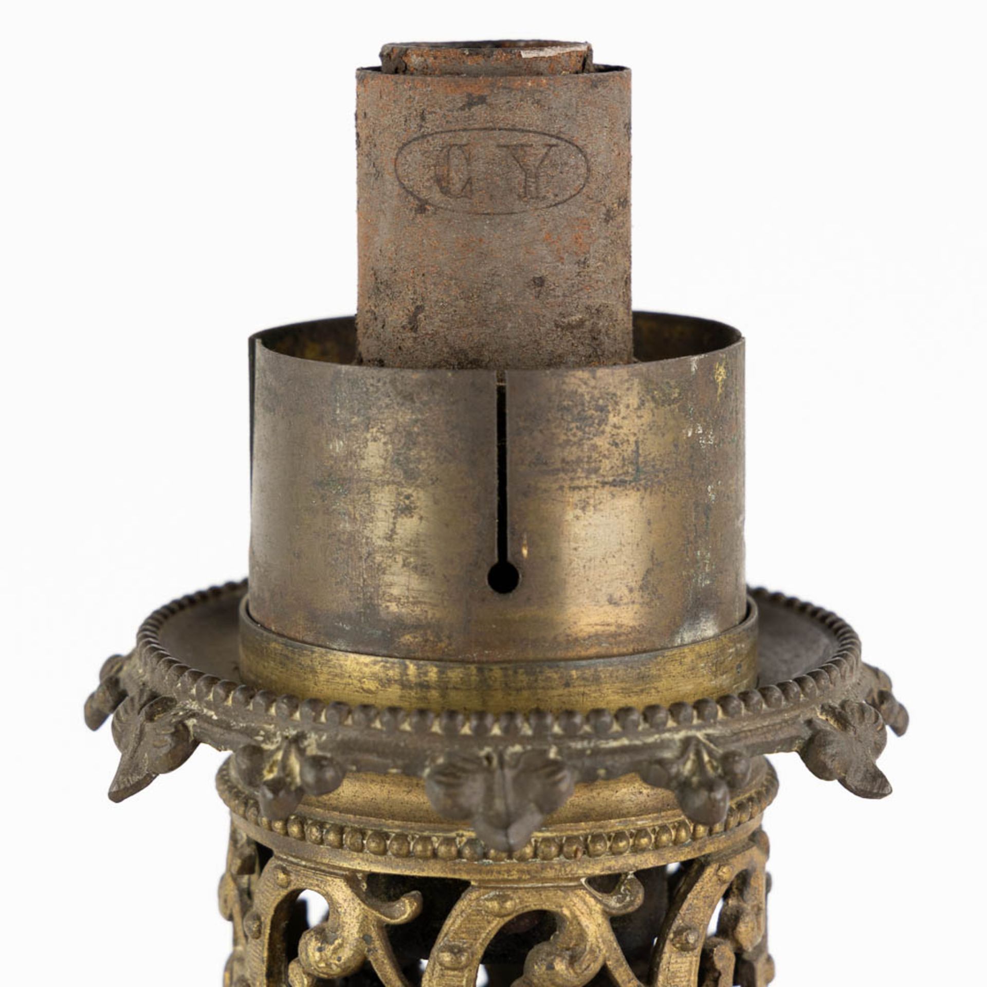A pair of oil lamps with hand-painted decors, mounted with bronze. 19th C. (L:18 x W:20 x H:57 cm) - Bild 16 aus 18