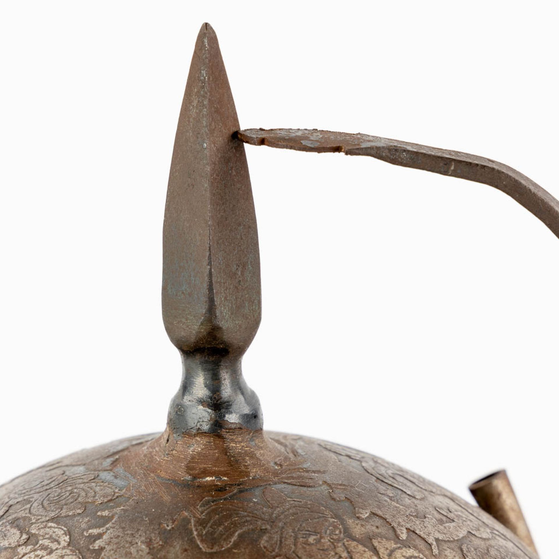 A decorative shield, axe and helmet in Ottoman style. 20th C. (D:48 cm) - Bild 17 aus 19