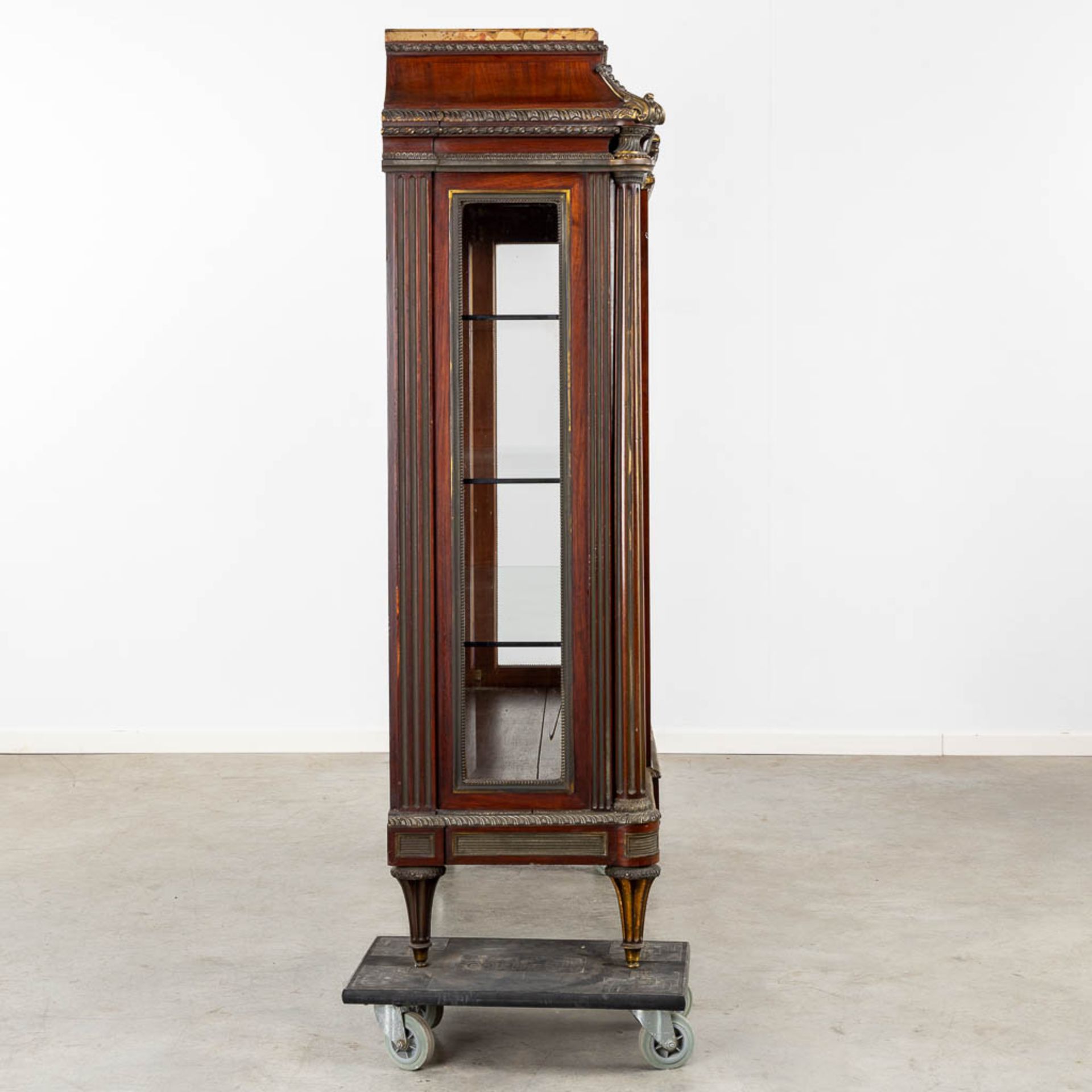 An exceptional display cabinet, richly mounted with bronze and a Breche D'alep marble top. Circa 188 - Bild 7 aus 13