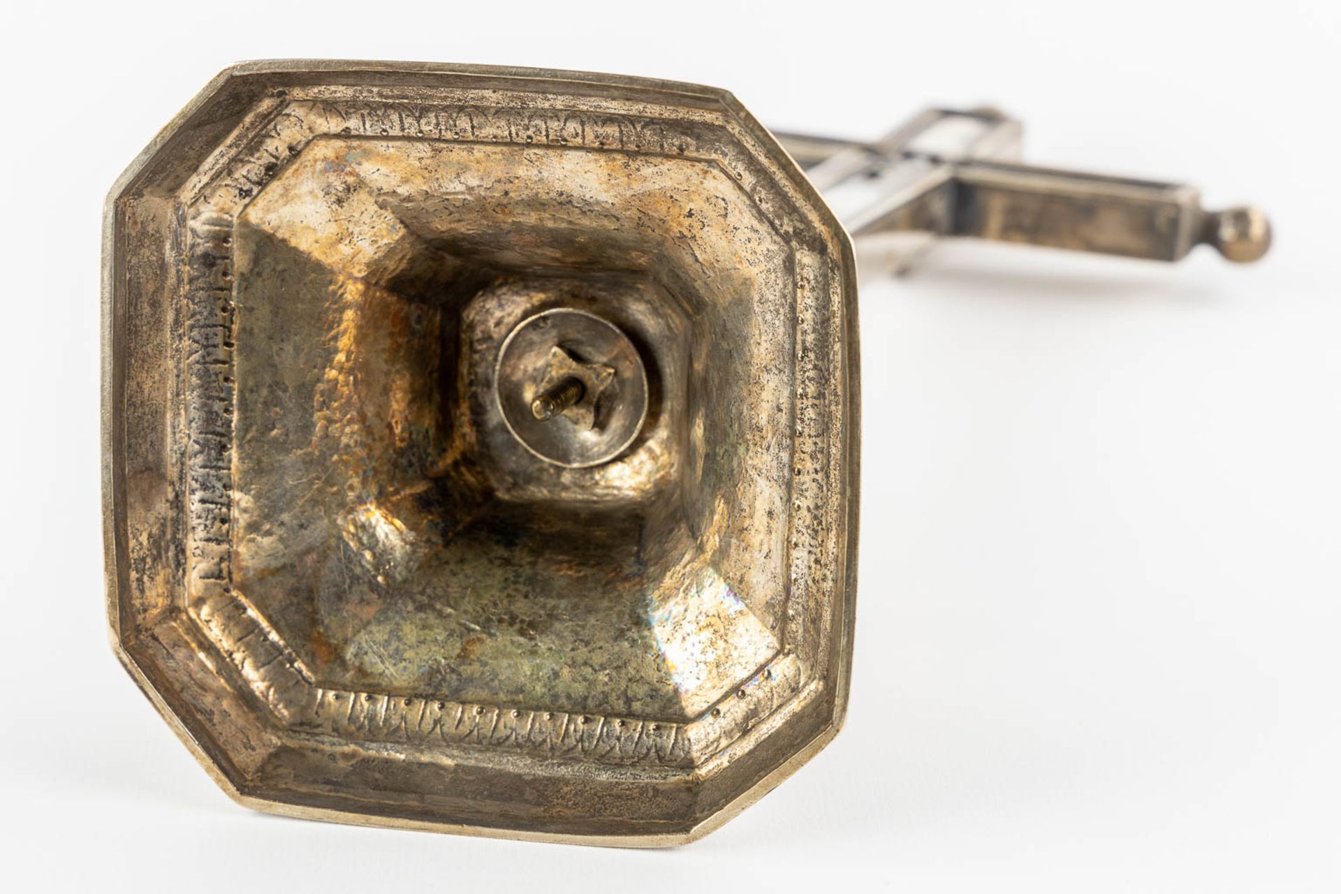 An antique relic holder for a relic of the true cross, antique silver. Probably 18th C. (L:11,5 x W: - Image 7 of 9