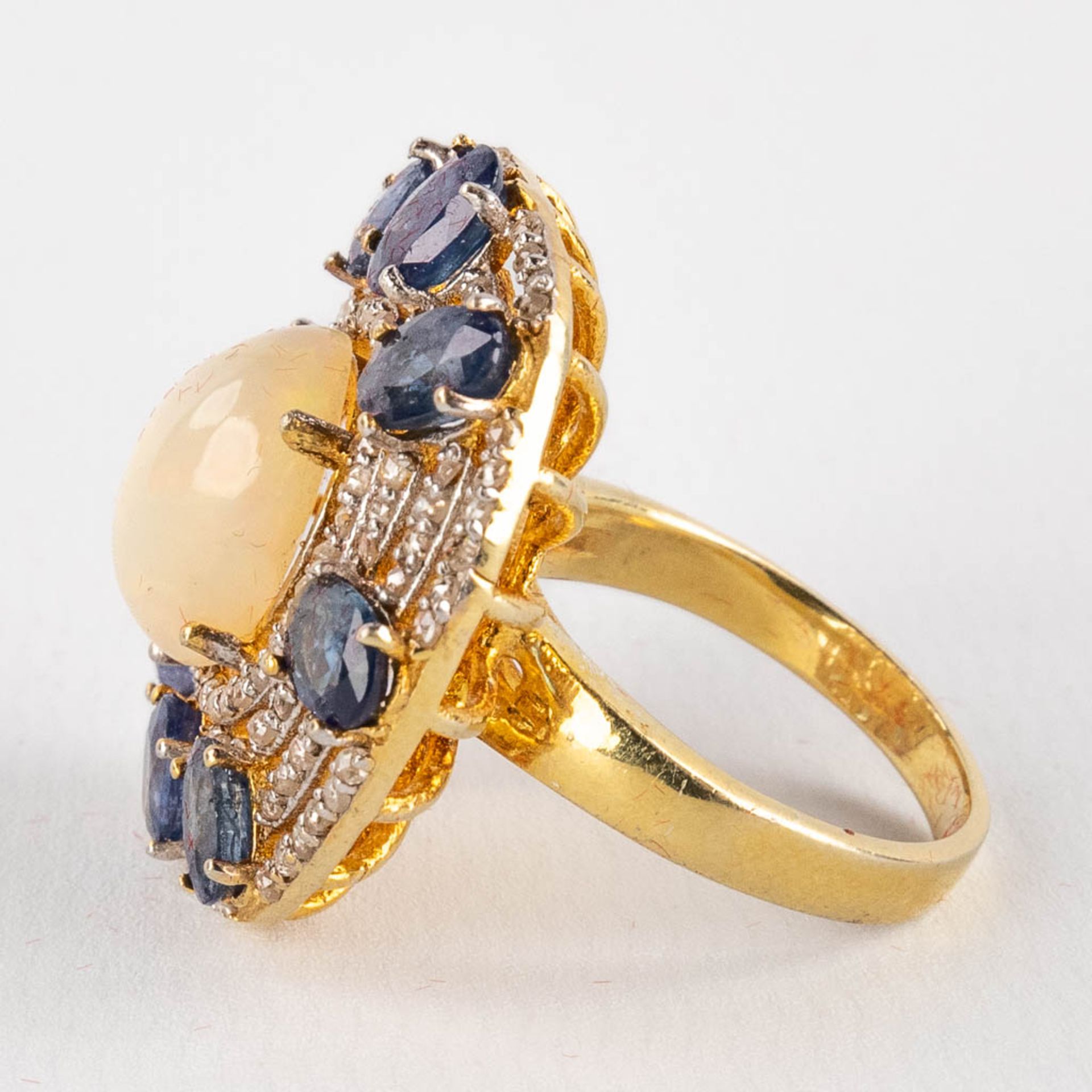 A ring, gilt silver with an Opal, sapphires, opal and 'old cut' diamonds. Ring size: 57. 10,26g. - Image 9 of 11
