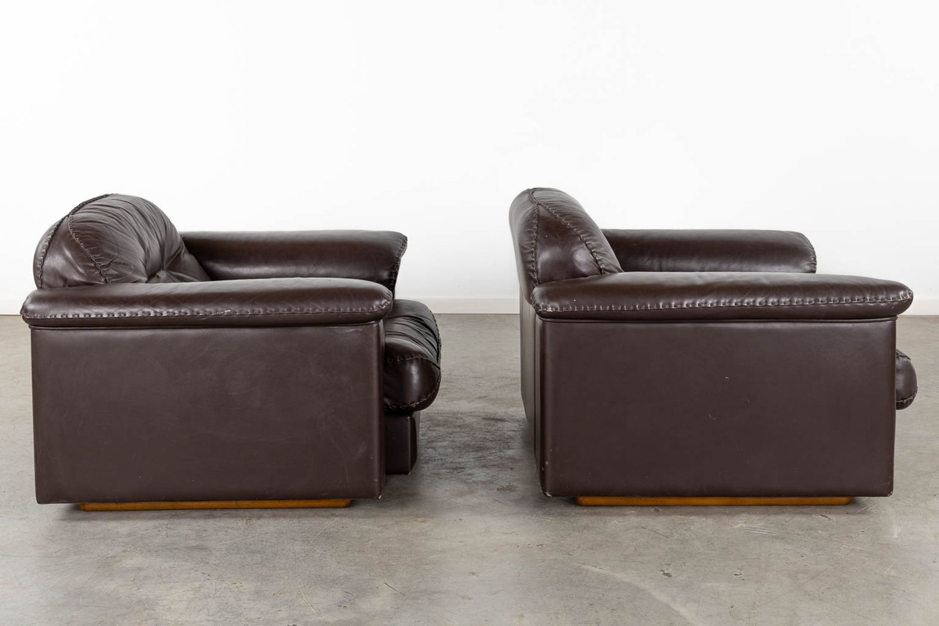 De Sede DS101, a pair of brown leather sofa's. (L:93 x W:108 x H:67 cm) - Bild 4 aus 9