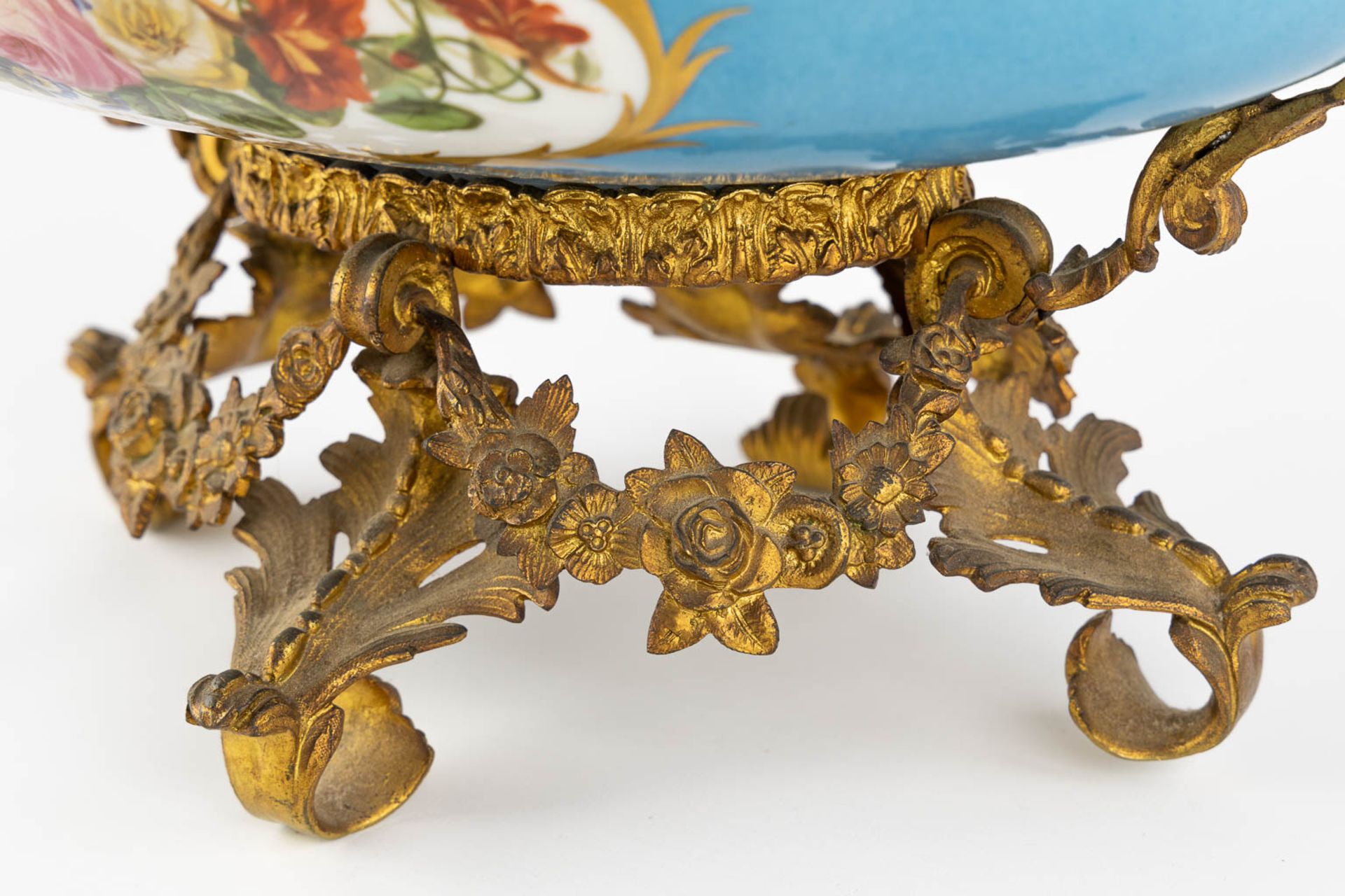 A large bowl with hand painted floral and romantic scne, mounted with gilt bronze. 19th C. (L:32 x - Bild 12 aus 14