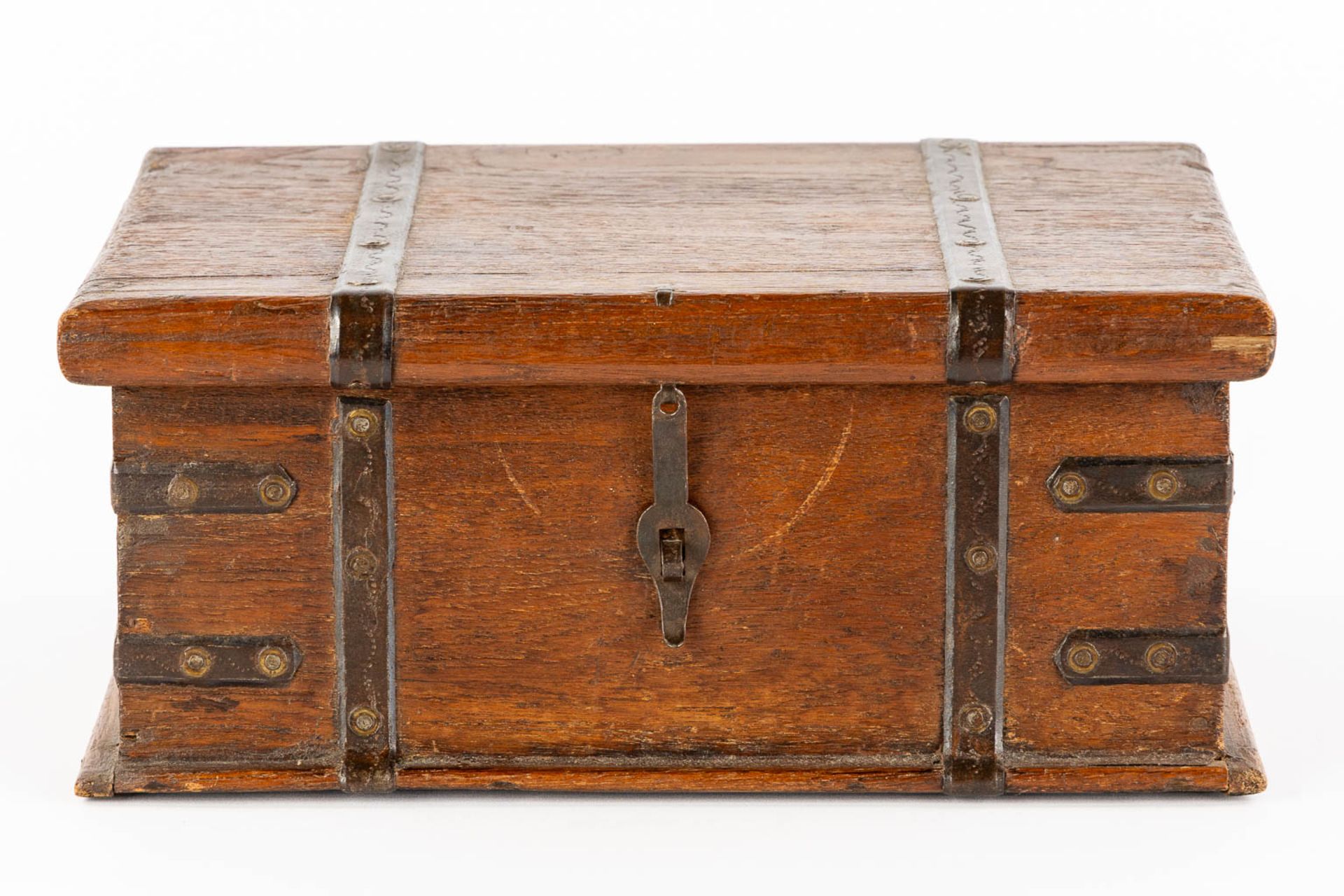 An antique money box or storage chest, oak and wrought iron, 19th C. (L:23 x W:31 x H:13 cm) - Image 3 of 13
