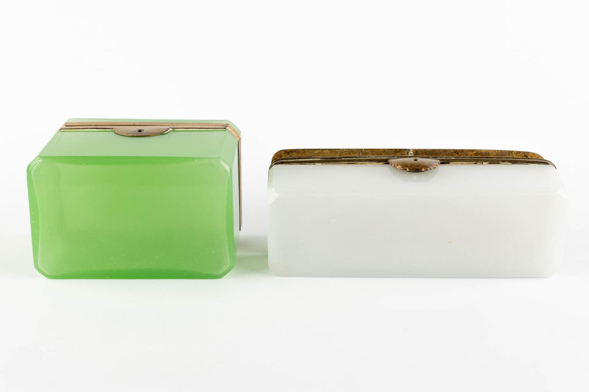 Two Opaline glass boxes with brass hardware. (L:9 x W:13,5 x H:10 cm) - Image 8 of 11