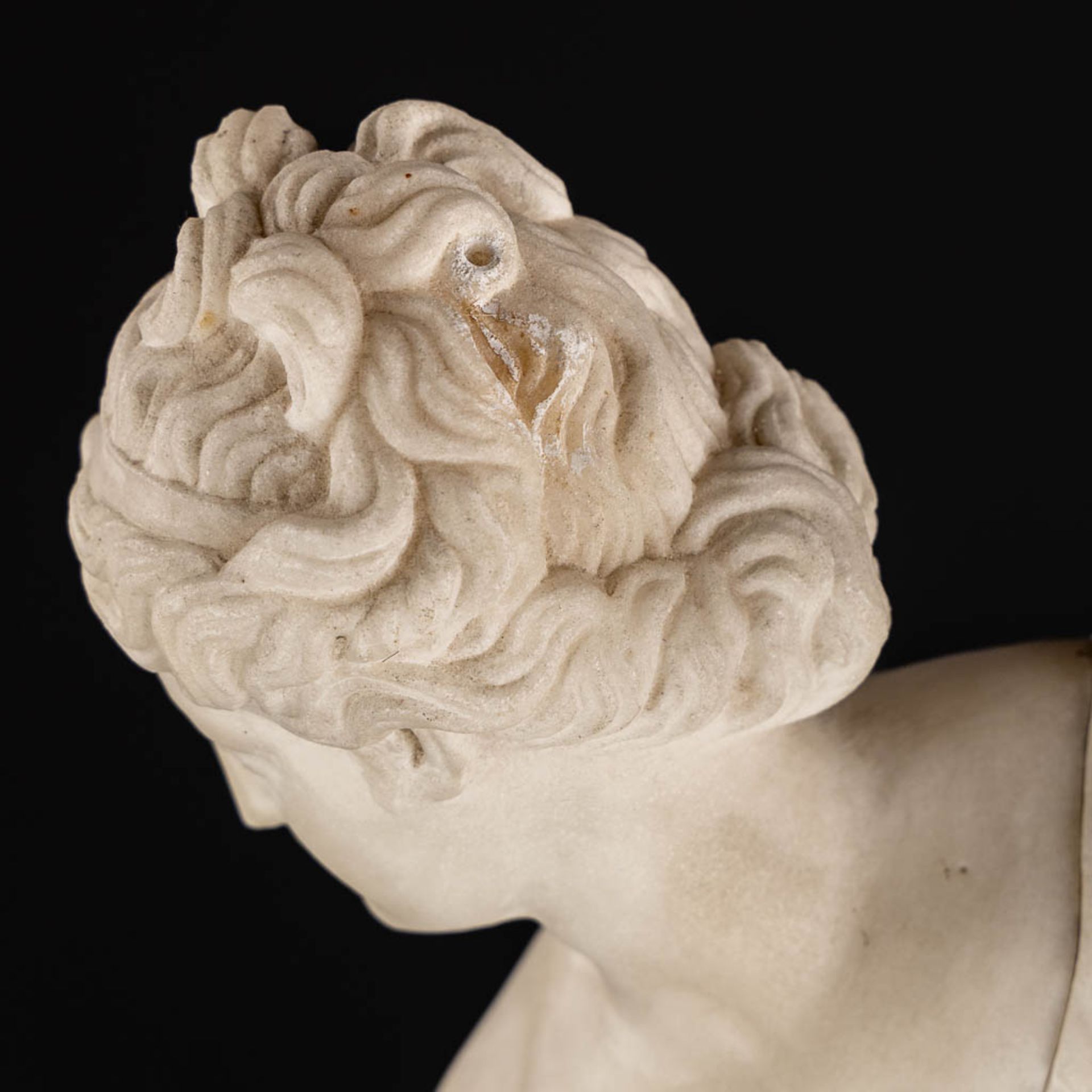 An antique sculpture 'Venus Callipyge', white Carrara marble. Neoclassical, 19th C. (L:16 x W:21 x H - Bild 9 aus 10