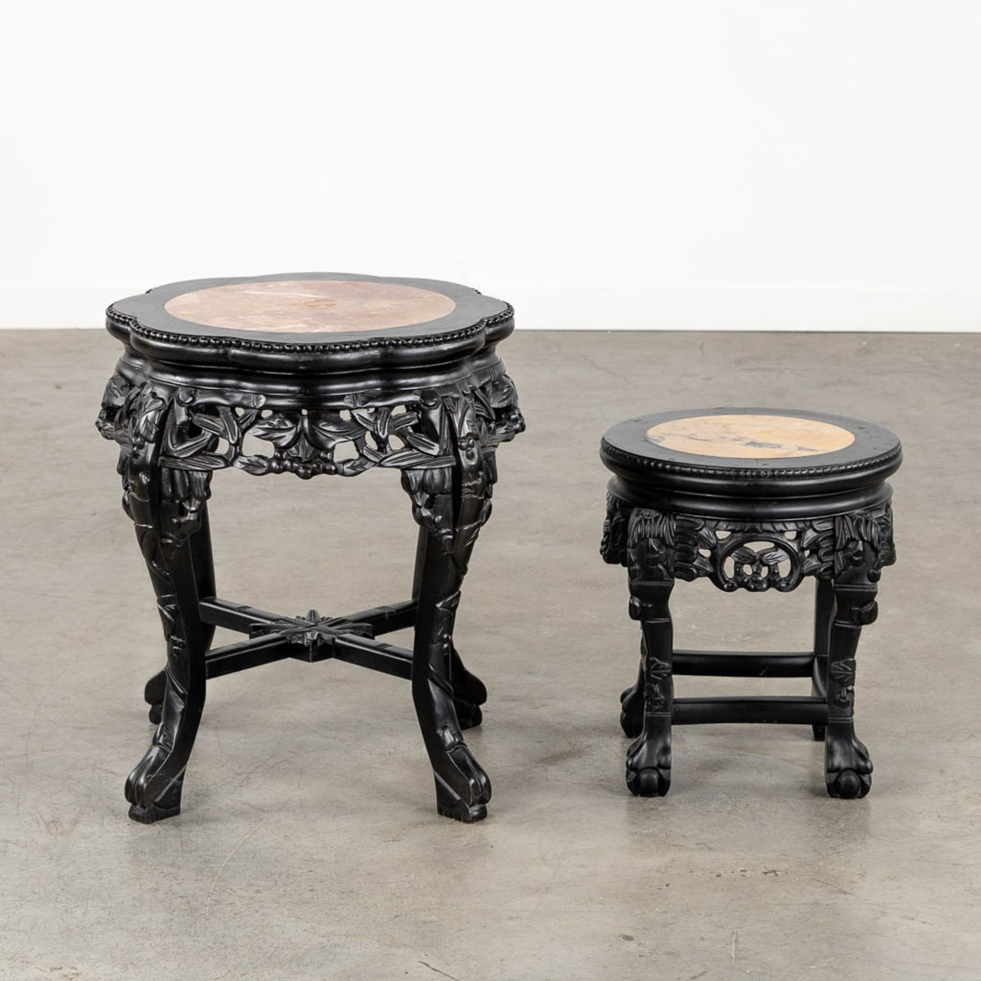 Two Chinese hardwood side tables with a marble top. (H:48 x D:45 cm) - Bild 5 aus 14