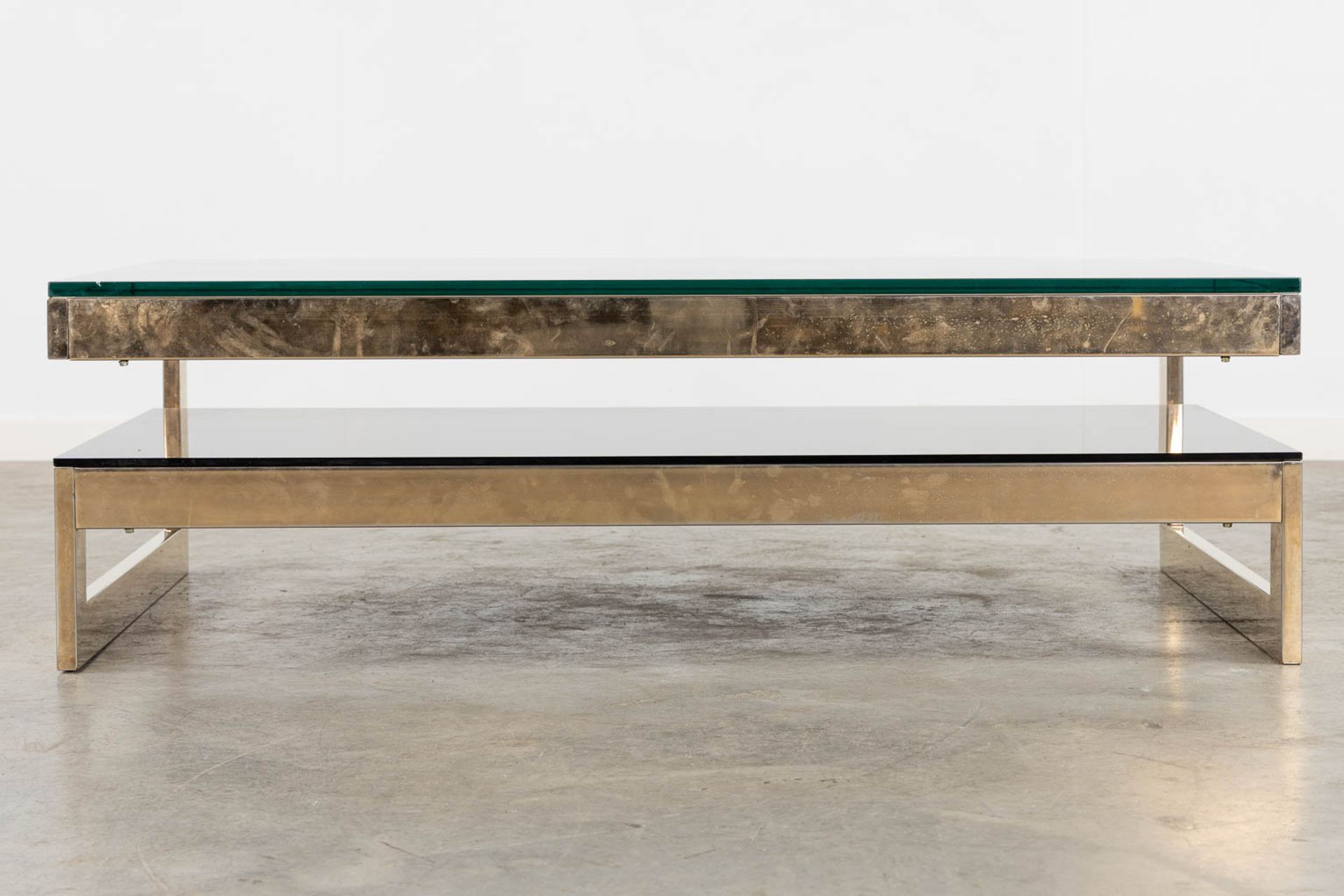 Belgo Chrome, a G-shape coffee table, gilt metal and glass. (L:120 x W:75 x H:38 cm) - Bild 3 aus 9