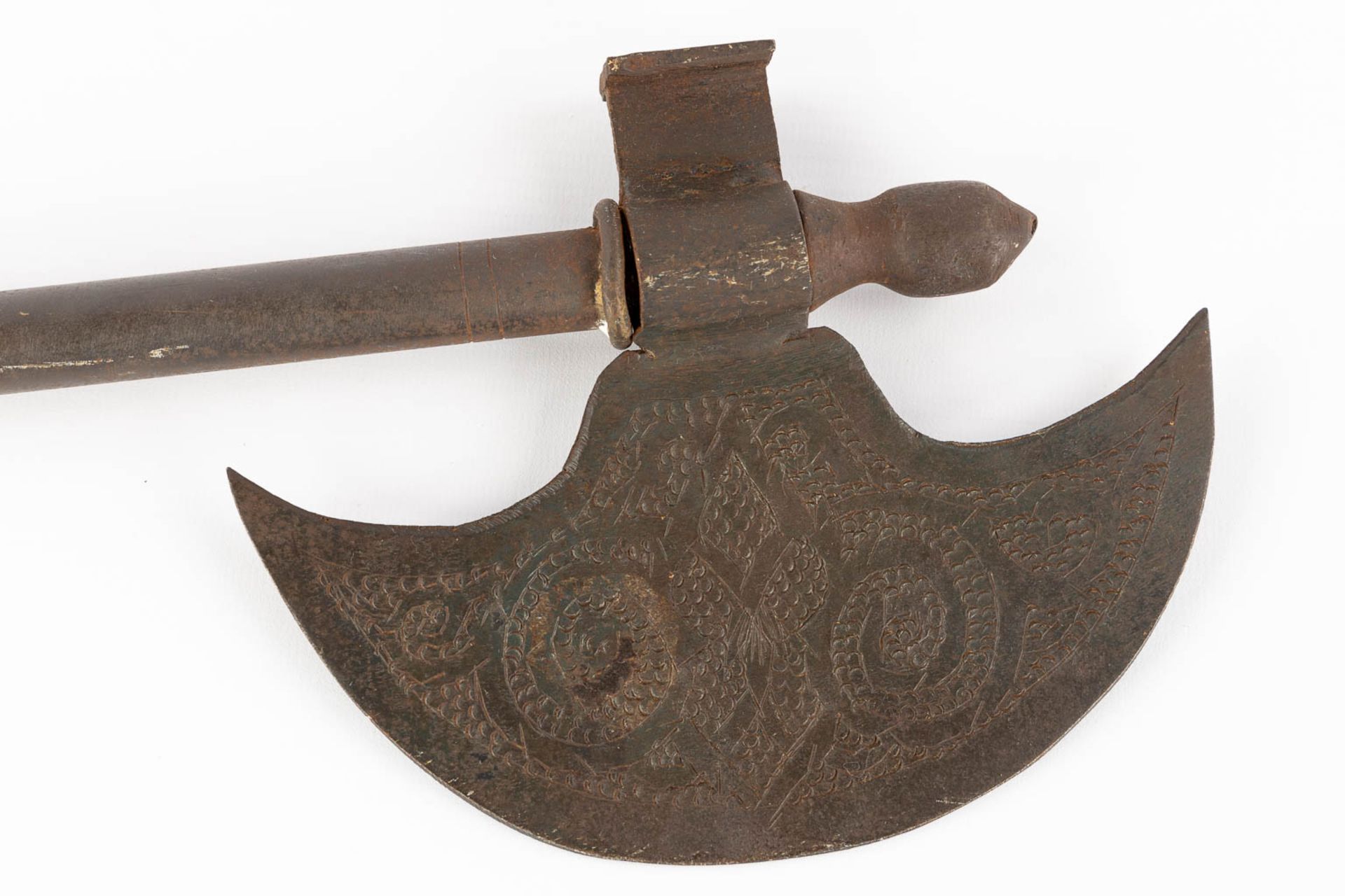 A decorative shield, axe and helmet in Ottoman style. 20th C. (D:48 cm) - Bild 12 aus 19
