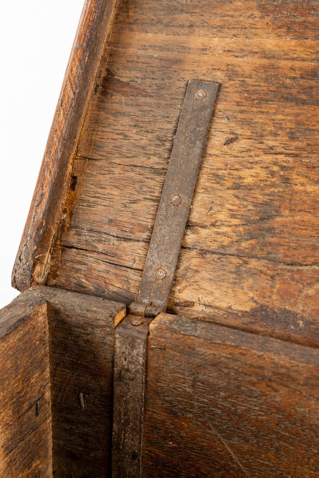 An antique money box or storage chest, oak and wrought iron, 19th C. (L:23 x W:31 x H:13 cm) - Image 8 of 13
