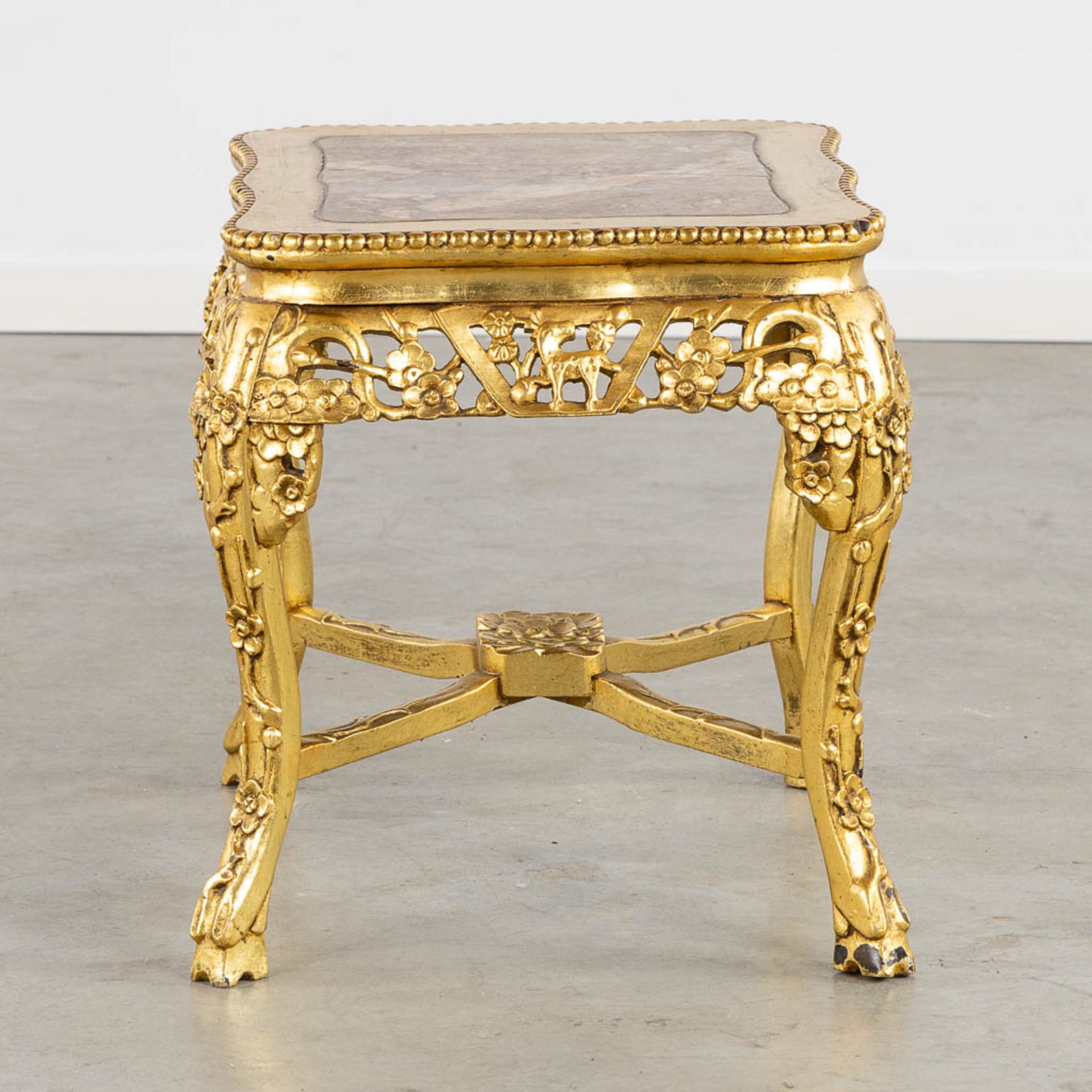 An oriental style side table, gilt wood with a marble top. (L:46 x W:52 x H:48 cm) - Bild 6 aus 12