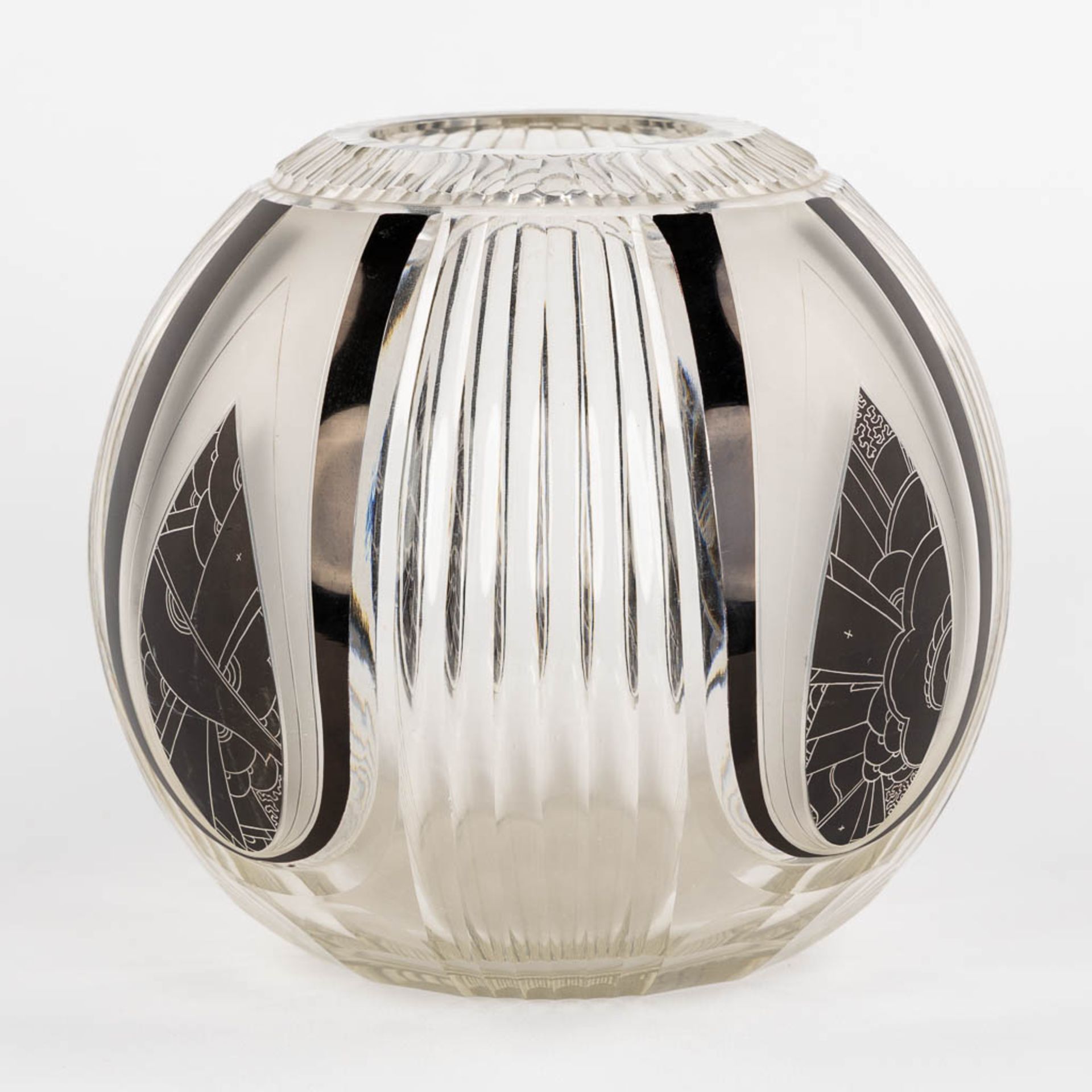 A round vase, glass in art deco style. (H:18 x D:18 cm) - Image 3 of 10