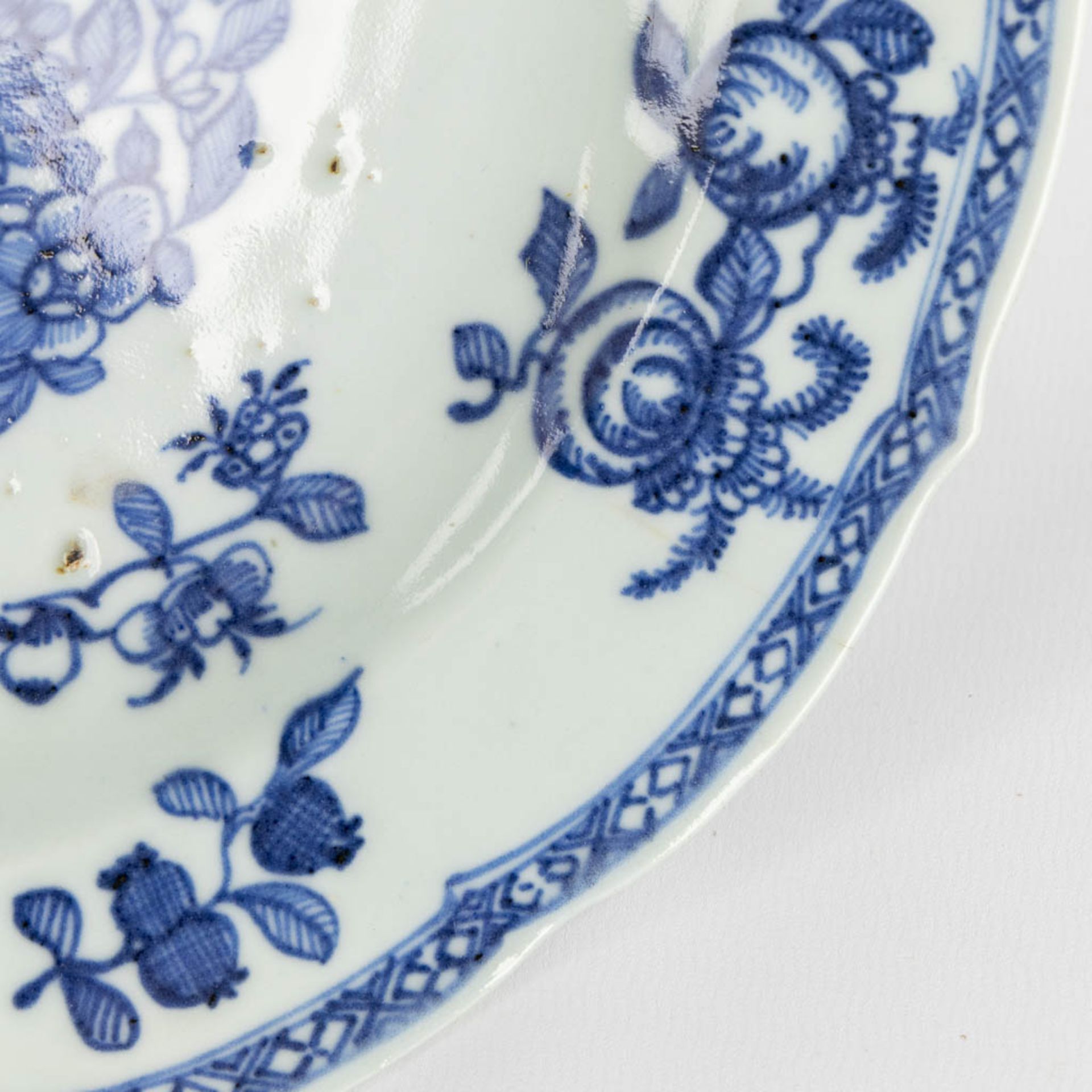 7 Chinese and Japanese blue-white, Famille Rose, Imari plates. 18th/19th/20th C. (D:23 cm) - Image 11 of 16