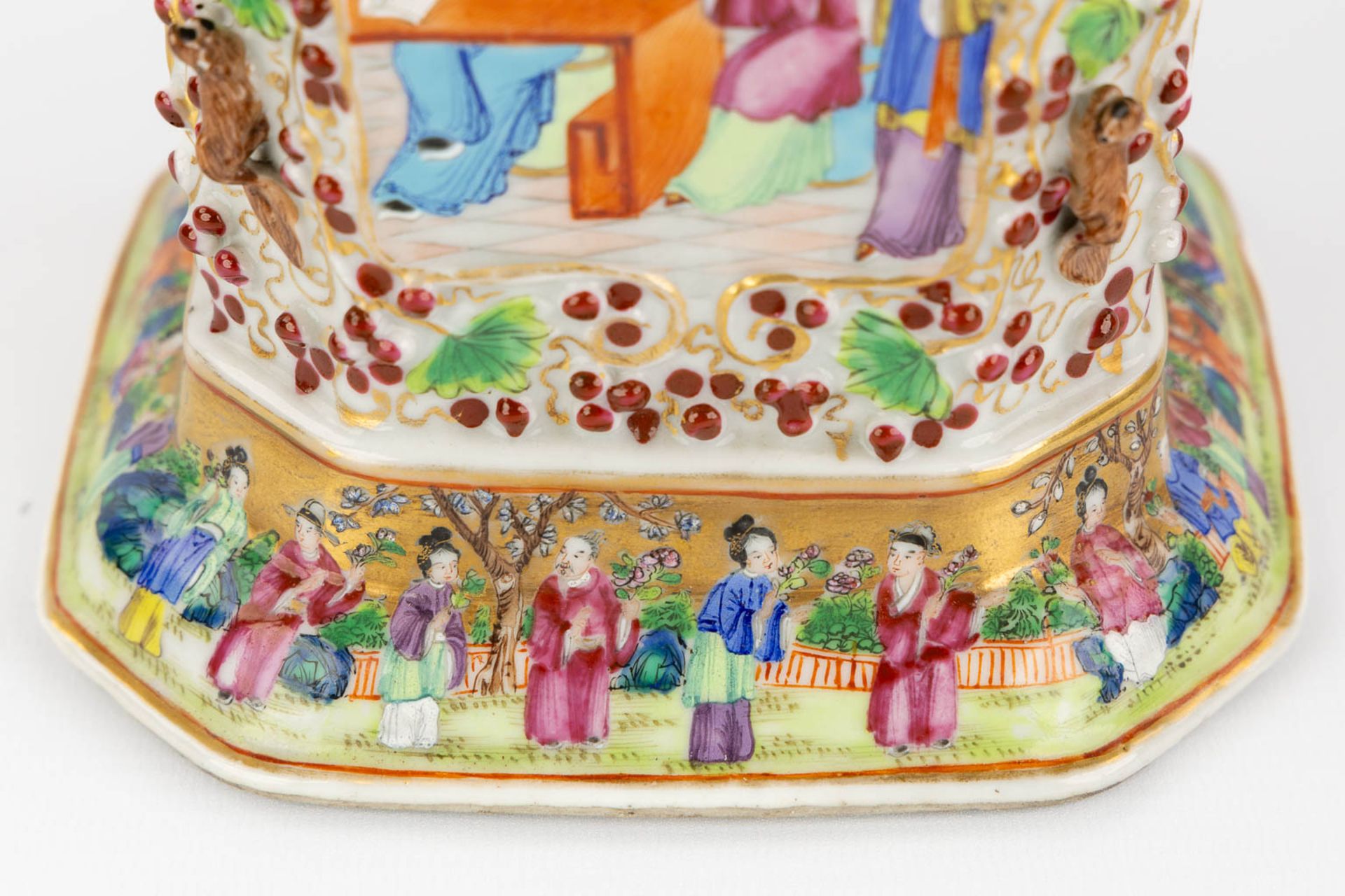 A pair of Chinese Canton Pic-Fleurs with a moulded decor and scnes with ladies, 19th C. (L:19 x W:2 - Image 15 of 19