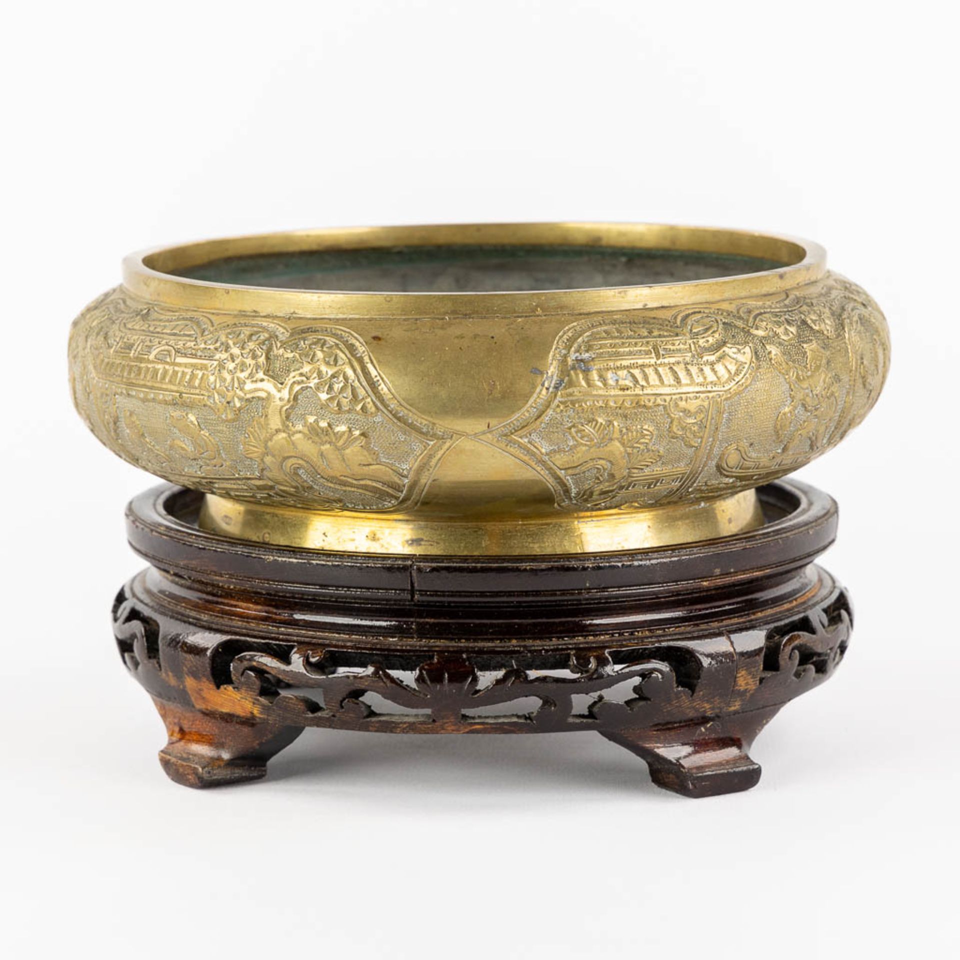 A Chinese bronze insence burner, standing on a wood base. (H:6,5 x D:22 cm) - Image 5 of 13