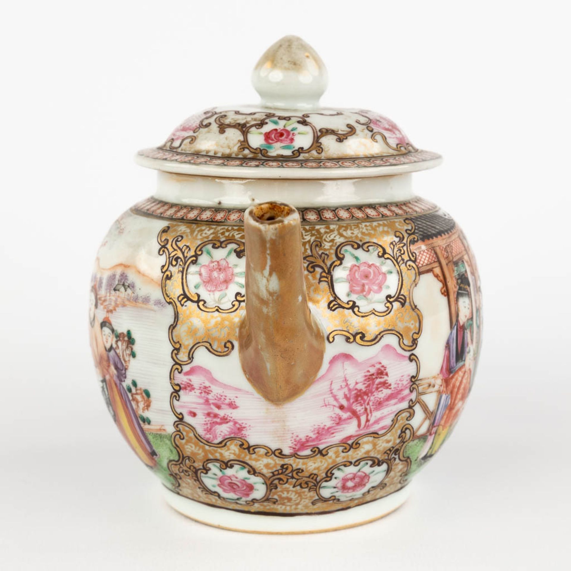 An antique Chinese Famille Rose teapot with a Family Scne, Qinalong, 18th C. (L:11 x W:20 x H:12,5 - Image 5 of 12