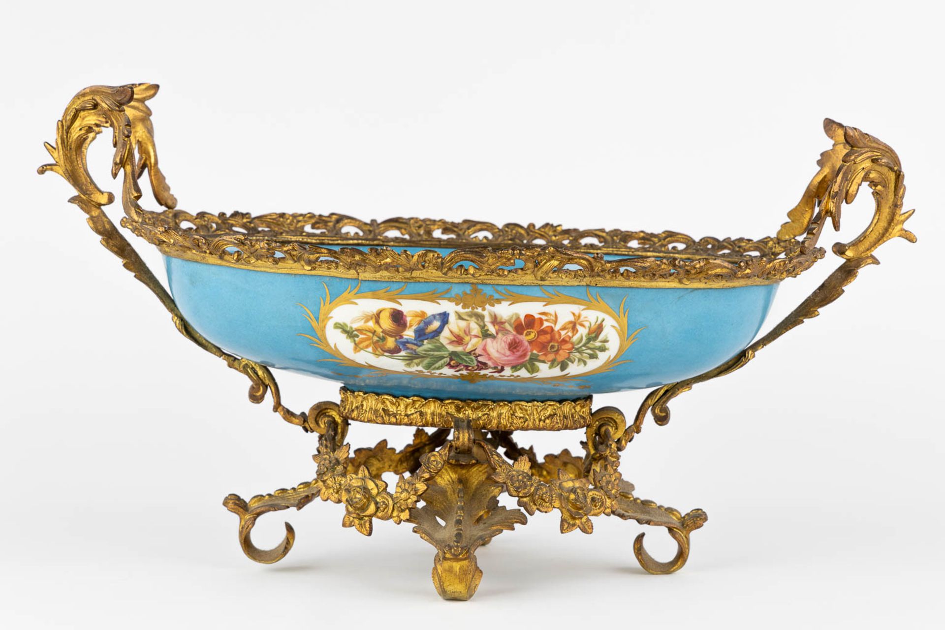 A large bowl with hand painted floral and romantic scne, mounted with gilt bronze. 19th C. (L:32 x - Bild 5 aus 14