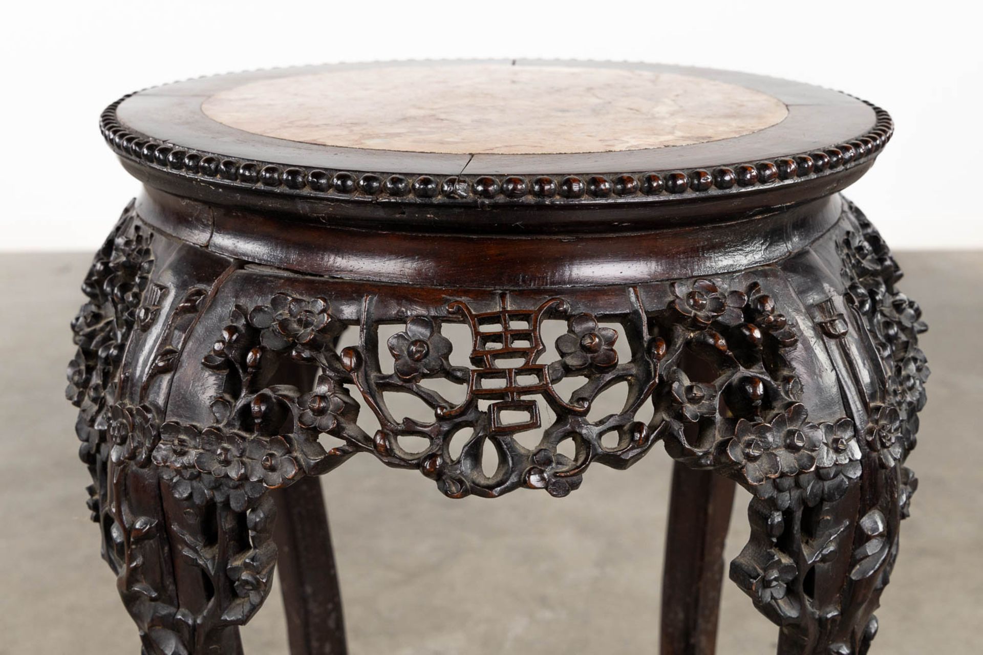 A richly sculptured Chinese hardwood side table or pedestal with a marble. (H:71 x D:53 cm) - Bild 9 aus 12