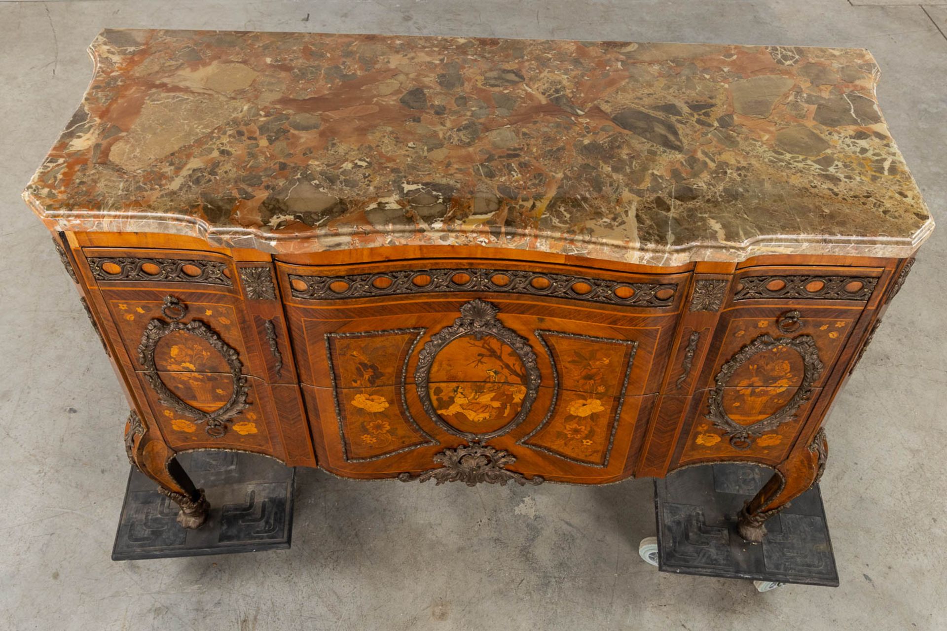 A commode with a marble top, marquetry inlay and mounted with bronze. Louis XVI style. (L:51 x W:131 - Bild 10 aus 18