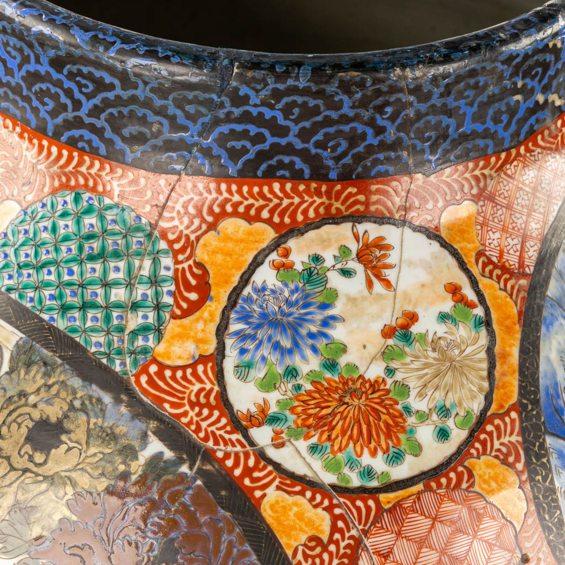 An exceptionally large Japanese Imari and Kutani style vase. 19th C. (W:63 x H:116 cm) - Image 13 of 22