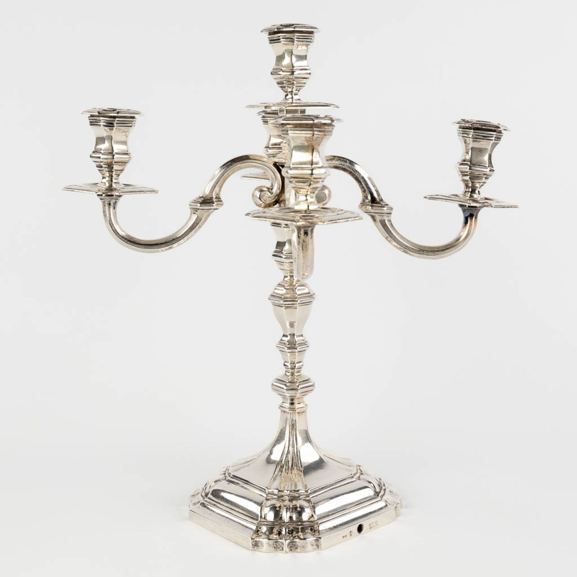 A silver 5 candle candelabra, 950M. Signed Lens Anvers. Belgium, 20th C. (L:23,5 x W:23,5 x H:33 cm) - Image 3 of 10