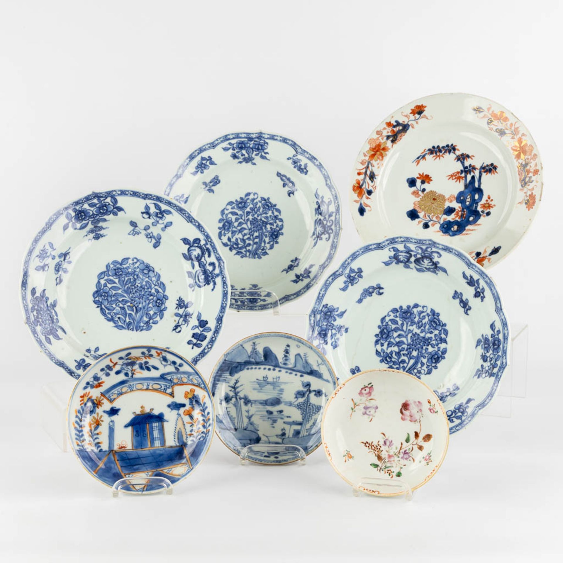 7 Chinese and Japanese blue-white, Famille Rose, Imari plates. 18th/19th/20th C. (D:23 cm)