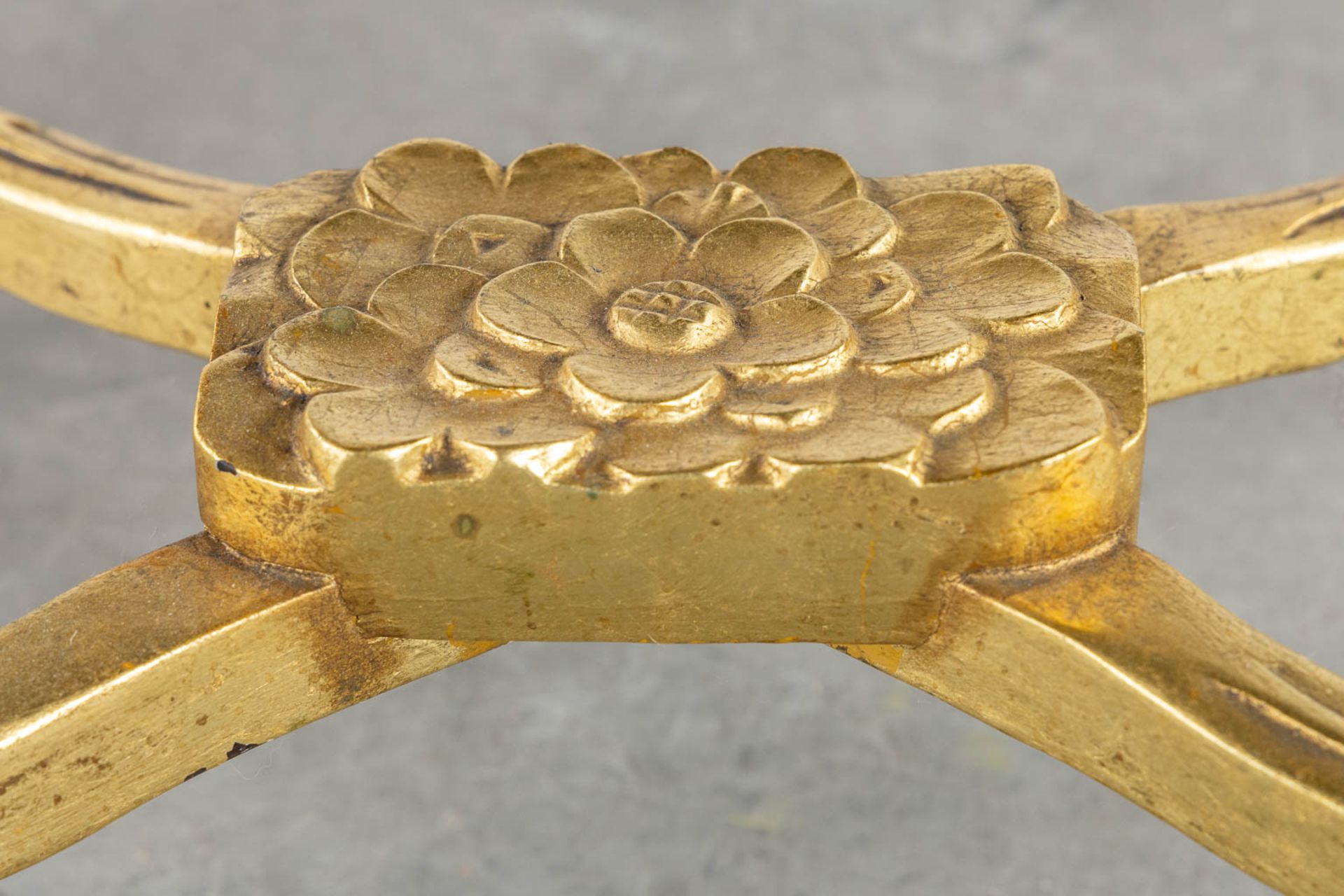 An oriental style side table, gilt wood with a marble top. (L:46 x W:52 x H:48 cm) - Bild 11 aus 12