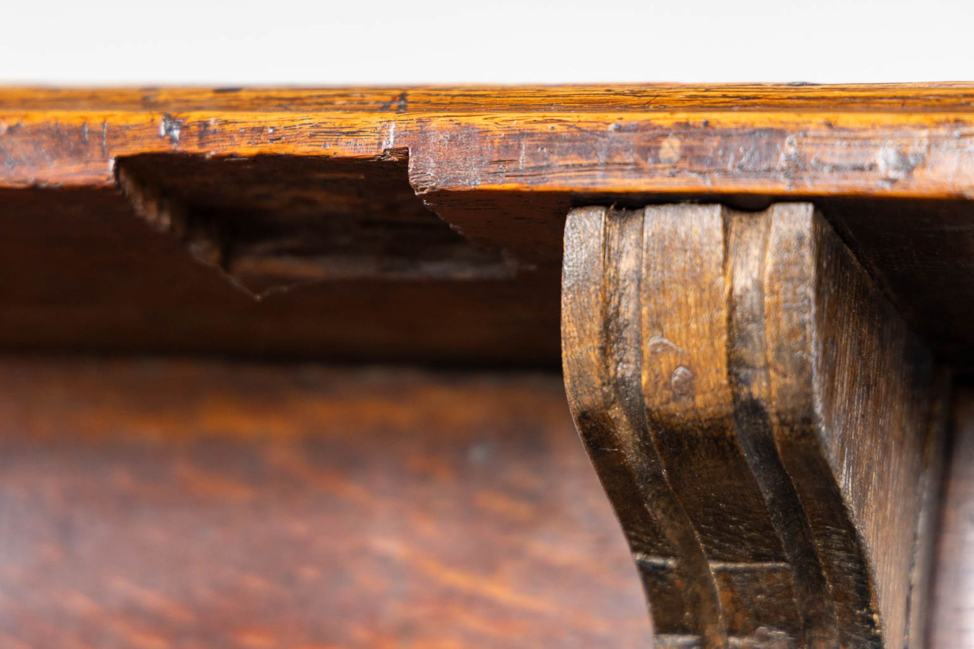 An antique desk/table with sculptures and a drawer, oak. 19th C. (L:77 x W:217 x H:76 cm) - Bild 12 aus 13