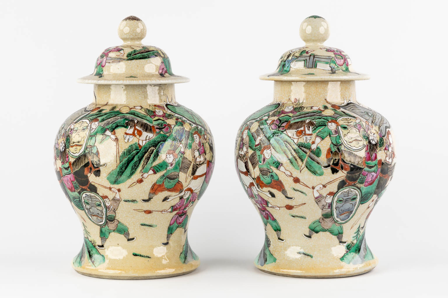 A pair of Chinese Nanking Baluster vases with covers, decorated with warrior scnes. (H:32 x D:19 cm - Image 7 of 14