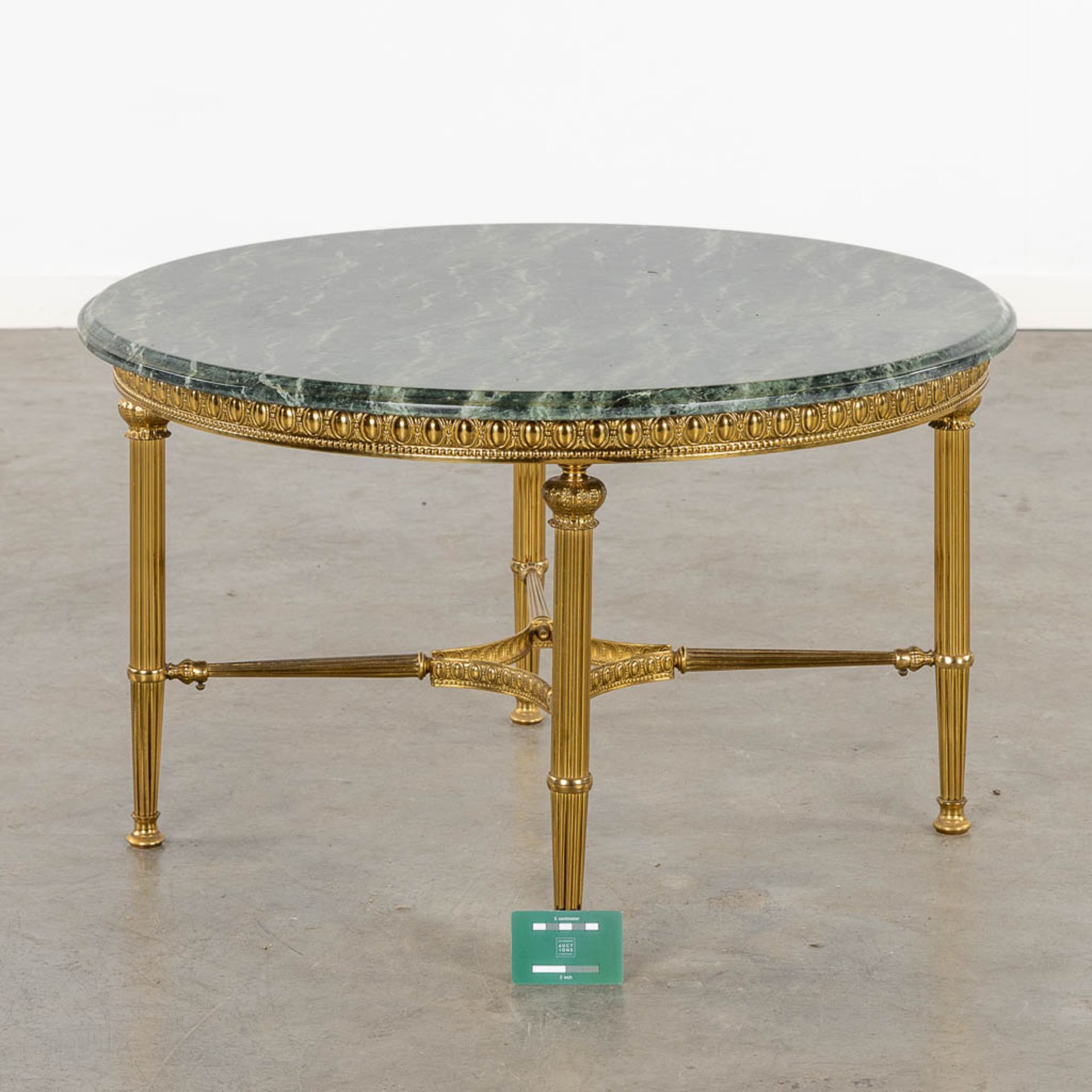 A brass coffee table with a green marble top. (H:46 x D:80 cm) - Bild 2 aus 12