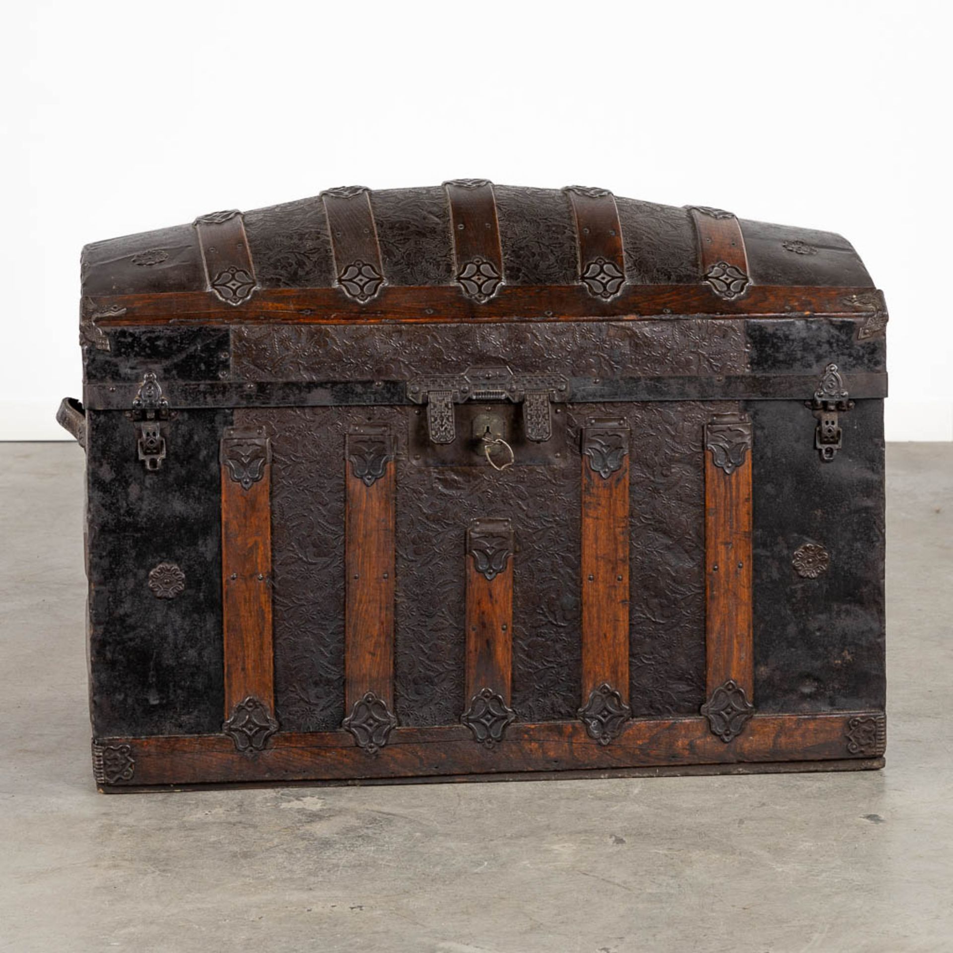 A large and antique chest decorated with leather and metal. (L:48 x W:95 x H:65 cm) - Bild 5 aus 13