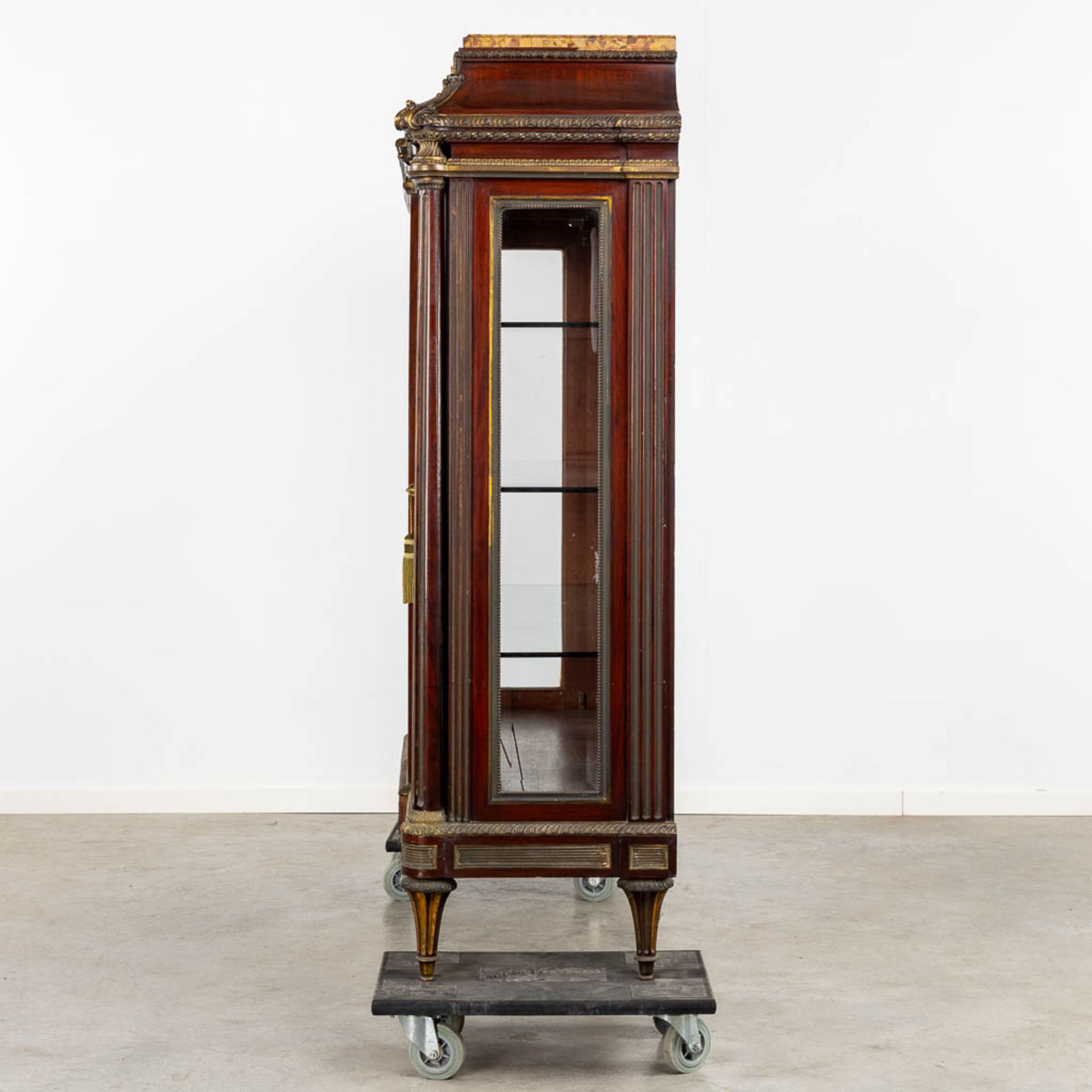 An exceptional display cabinet, richly mounted with bronze and a Breche D'alep marble top. Circa 188 - Bild 5 aus 13