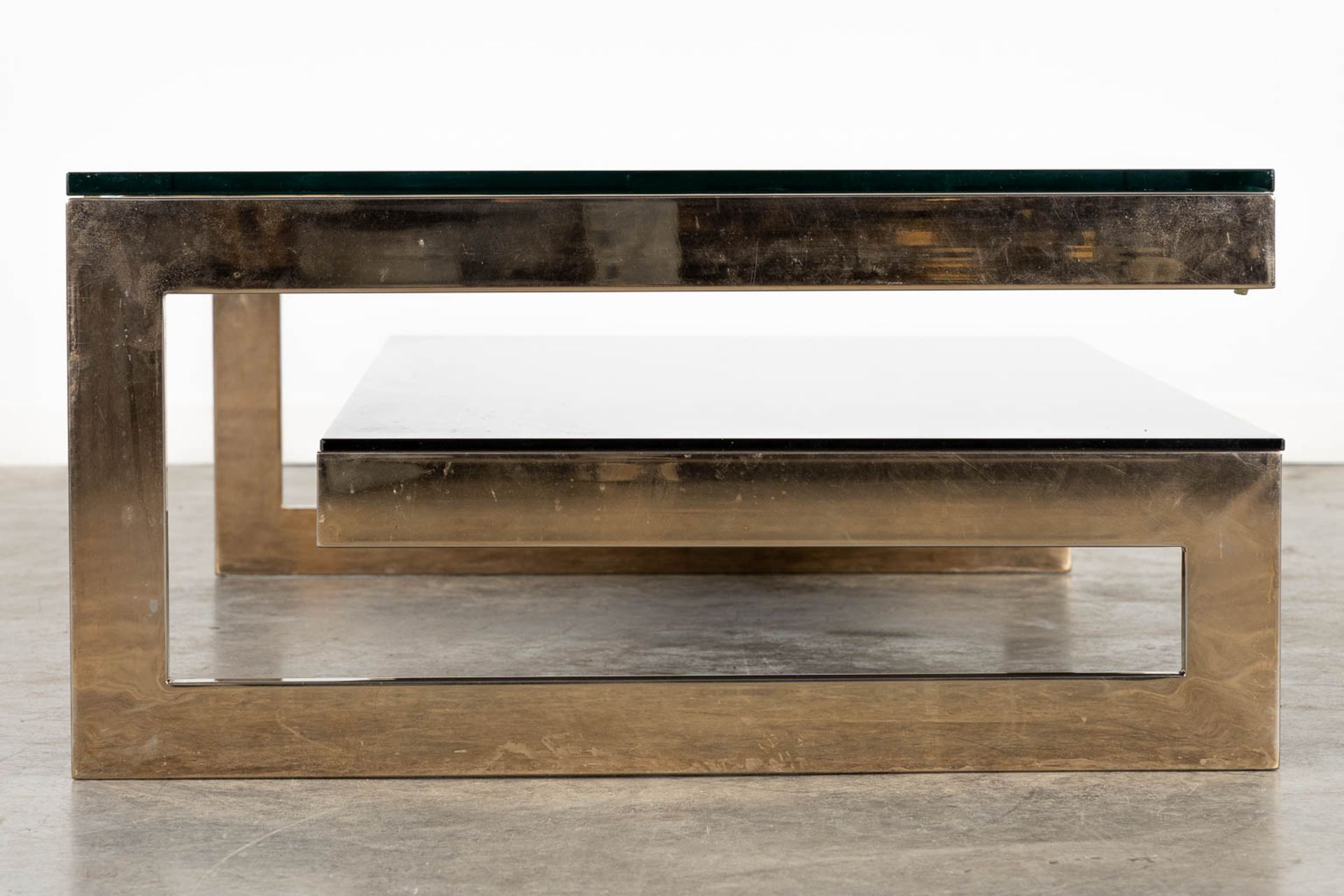 Belgo Chrome, a G-shape coffee table, gilt metal and glass. (L:120 x W:75 x H:38 cm) - Bild 4 aus 9